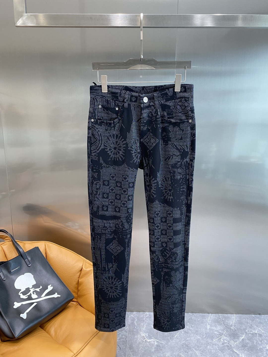 NO:525610,'Wallen Home' 2025 autumn and winter dark jeans, cabinet synchronous style, denim fabric, soft and delicate, straight and handsome. Leather brand embossed logo craft decoration, basic casual, atmospheric and versatile. Selected wool blended material with the best experience on the cabinet, slightly elastic, front and back embellished Z light luxury design concept, inner edge strip, exquisite details, comfortable and stylish upper body, absolutely light luxury high-quality. Size 29-36 the next day, valentino, jeans, alexander wang19860909《华伦家》 2025秋冬款深色牛仔裤,柜面同步款,牛仔面料,柔顺细腻,笔挺帅气.皮牌压纹logo工艺装饰,基础休闲,大气百搭.精选柜面体验感最好的羊毛混纺材质,微微弹力,前后点缀Z轻奢设计理念,内里包边包条,细节精致,上身舒适有型,妥妥轻奢高品.尺码29-36隔天,,valentino,jeans,alexander wang,Men's clothing