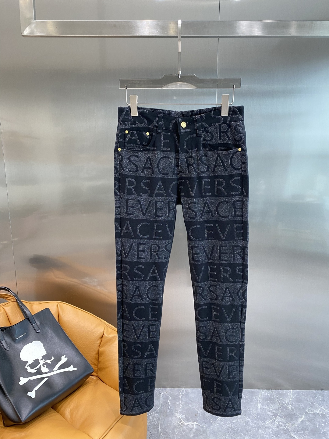 NO:525606,'Fan Jia' 2025 autumn and winter dark jeans, cabinet synchronous style, denim fabric, soft and delicate, straight and handsome. Leather brand embossed logo craft decoration, basic casual, atmospheric and versatile. Selected wool blended material with the best experience on the cabinet, slightly elastic, front and back embellished Z light luxury design concept, inner edge strip, exquisite details, comfortable and stylish upper body, absolutely light luxury high-quality. Size 29-36 the next day, jeans, alexander wang19860909《范家》 2025秋冬款深色牛仔裤,柜面同步款,牛仔面料,柔顺细腻,笔挺帅气.皮牌压纹logo工艺装饰,基础休闲,大气百搭.精选柜面体验感最好的羊毛混纺材质,微微弹力,前后点缀Z轻奢设计理念,内里包边包条,细节精致,上身舒适有型,妥妥轻奢高品.尺码29-36隔天,,jeans,alexander wang,Men's clothing