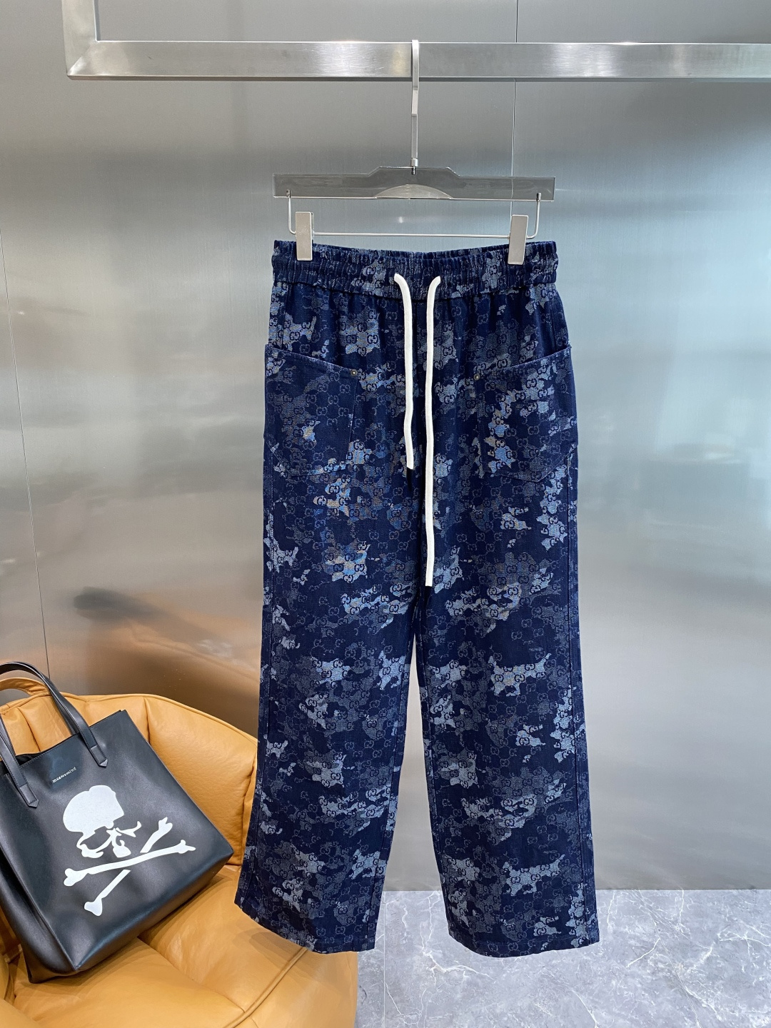 NO:525591,'Gujia' 2025 autumn and winter high-end customization New casual pants are carefully designed, with a sense of comfort and exquisiteness and exclusive and series. This series includes comfort, warmth, classic fashion, streamlined cutting, practical and versatile, and extremely high-end luxury. Number: m-3xl the next day, gucci, alexander wang19860909《古家》 2025秋冬 高端定制 新款休闲裤精心设计、兼具舒适性和精致感的专属和系列,该系列包含舒适保暖、经典时尚一线 流线型裁剪实用百搭极具高端奢华感码数:m-3xl隔天,,gucci,alexander wang,Men's clothing