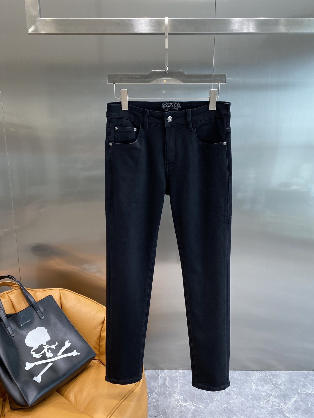 NO:525588,'Fan Jia' 2025 latest jeans are released simultaneously on the counter. Original custom reproduction. Customer-supplied hardware and accessories. Original quality. Imported fixed-color denim fabric. Heavy industry washing. Fine workmanship and excellent upper body!  Preferred single items: 29-36 next day, jeans, alexander wang19860909《范家》 2025最新款牛仔裤 柜台同步发售 原版定制复刻 客供五金辅料 原单品质 进口固色牛仔面料 重工洗水 做工走线精细 上身绝佳！优选单品 码数29-36隔天,,jeans,alexander wang,Men's clothing