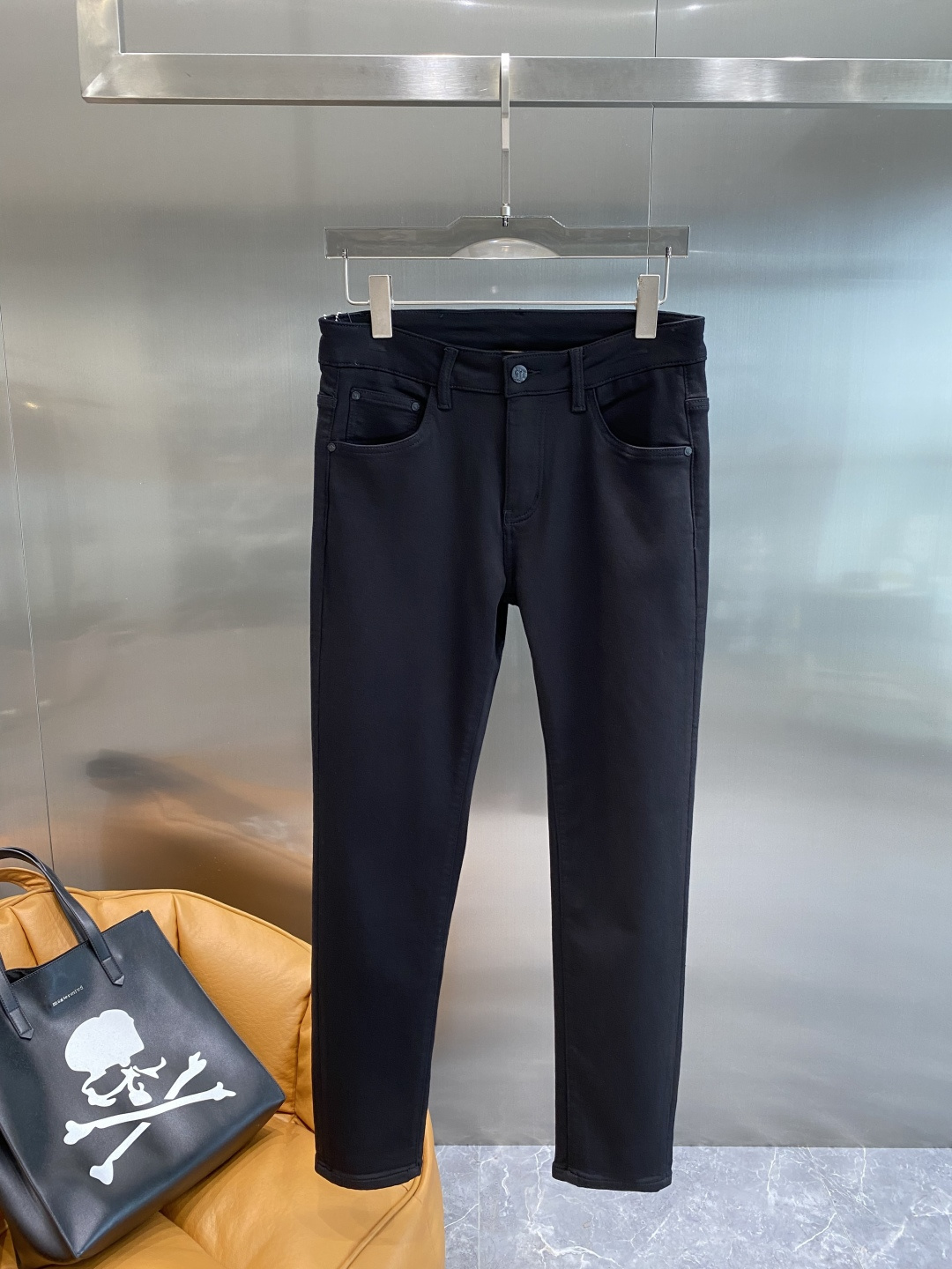 NO:525590,'Bajia' 2025 latest jeans are released simultaneously on the counter. Original custom reproduction. Customer-supplied hardware and accessories. Original quality. Imported fixed-color denim fabric. Heavy industry washing. Fine workmanship and excellent upper body!  Preferred single items: 29-36 next day, burberry, jeans, alexander wang19860909《巴家》 2025最新款牛仔裤 柜台同步发售 原版定制复刻 客供五金辅料 原单品质 进口固色牛仔面料 重工洗水 做工走线精细 上身绝佳！优选单品 码数29-36隔天,,burberry,jeans,alexander wang,Men's clothing