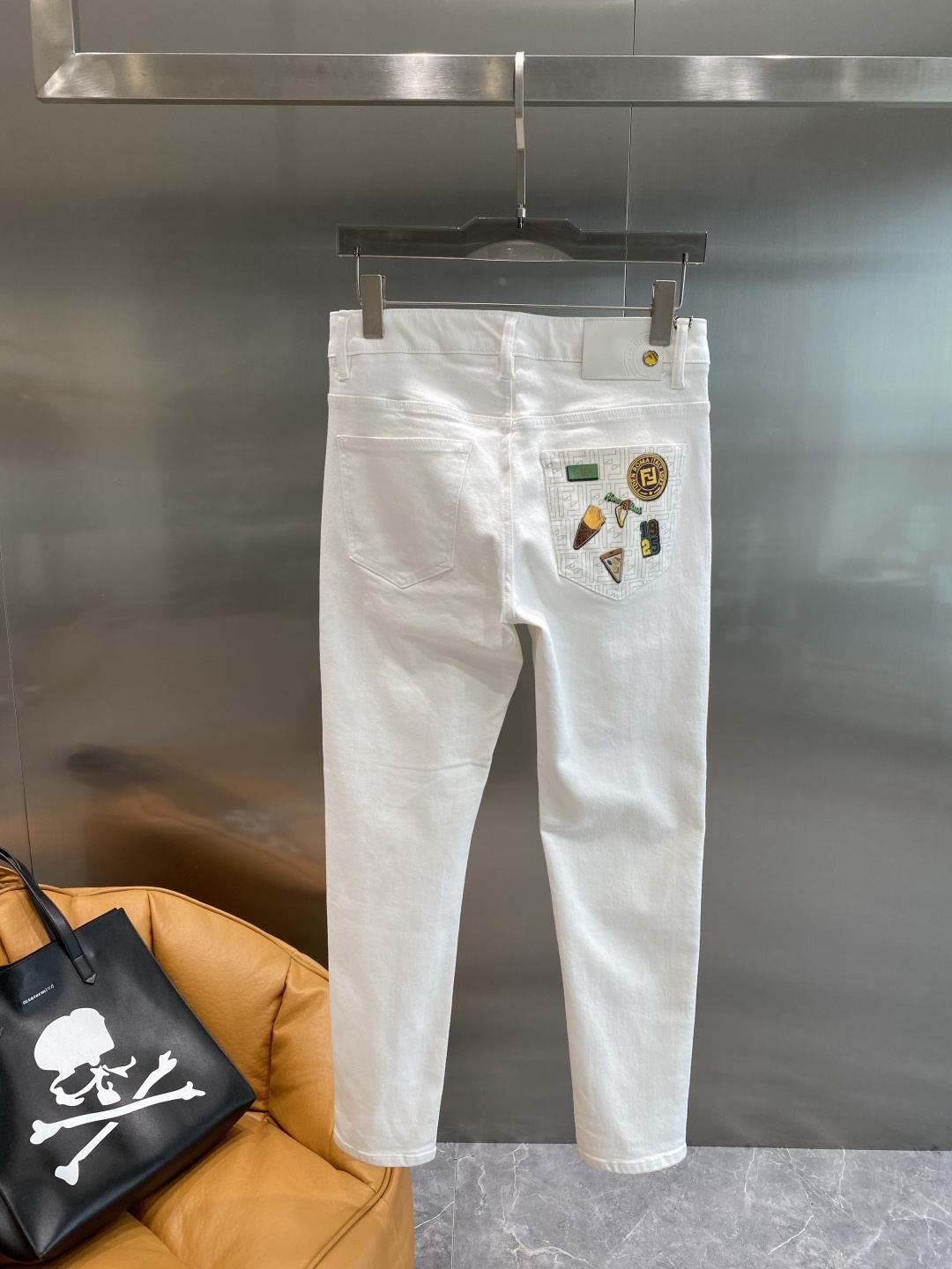 NO:525612,'Fenjia' 2025 latest jeans are released simultaneously on the counter. Original custom reproduction. Customer-supplied hardware and accessories. Original quality. Imported fixed-color denim fabric. Heavy industry washing. Fine workmanship and excellent upper body!  Preferred single items: 29-36 next day, fendi, jeans, alexander wang19860909《芬家》 2025最新款牛仔裤 柜台同步发售 原版定制复刻 客供五金辅料 原单品质 进口固色牛仔面料 重工洗水 做工走线精细 上身绝佳！优选单品 码数29-36隔天,,fendi,jeans,alexander wang,Men's clothing