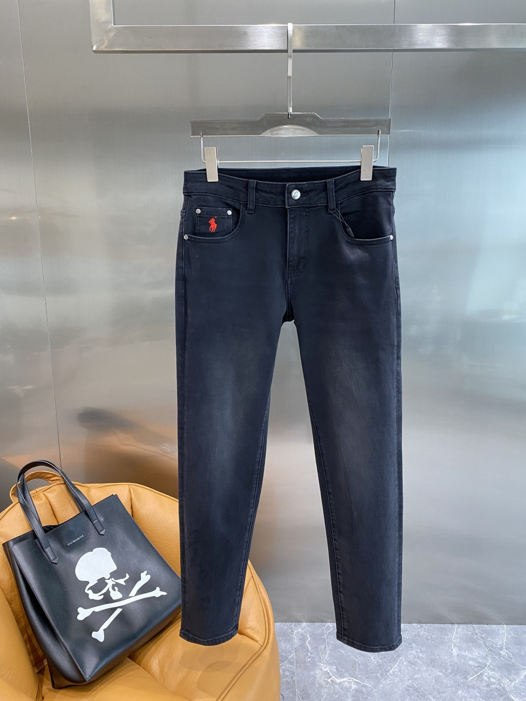 NO:525586,'POLO Home' 2025 latest jeans are released simultaneously on the counter. Original custom reproduction. Customer-supplied hardware and accessories. Original quality. Imported fixed-color denim fabric. Heavy industry washing. Fine workmanship and excellent upper body!  Preferred single items: 29-36 next day, jeans, alexander wang19860909《POLO家》 2025最新款牛仔裤 柜台同步发售 原版定制复刻 客供五金辅料 原单品质 进口固色牛仔面料 重工洗水 做工走线精细 上身绝佳！优选单品 码数29-36隔天,,jeans,alexander wang,Men's clothing