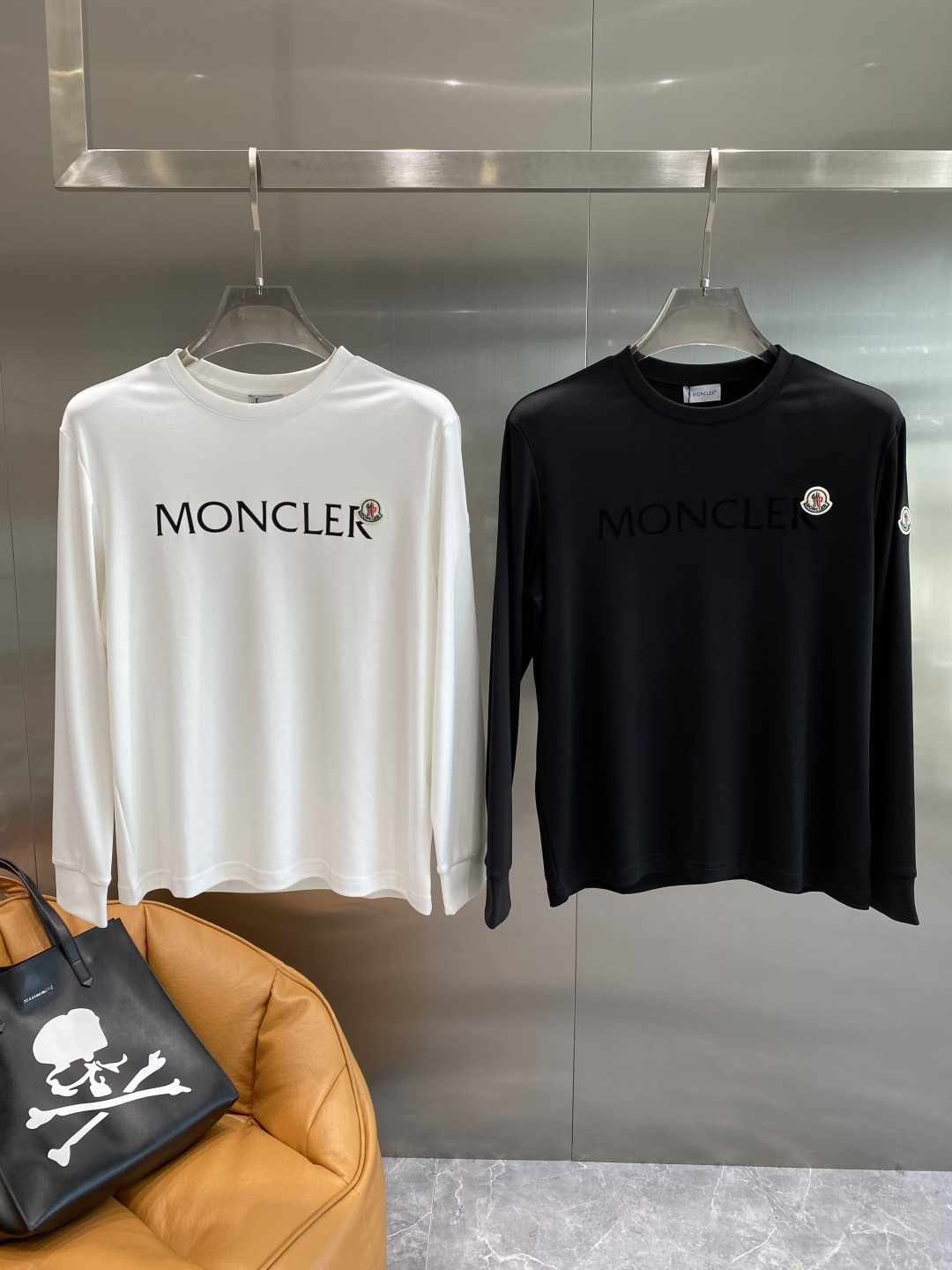 NO:525593,'Mengjia' 2025ss autumn new product, long-sleeved T-shirt, classic logo design, versatile model, released simultaneously on the official website. Customized fabrics are soft and delicate, with a high skin-friendly feel, perfectly interpreting the brand's fashion trend!  Men’s wardrobe are indispensable, and they are low-key designs and must-haves. Dears, please buy them quickly!  S-XXXL the next day, tees, t-shirt, alexander wang19860909《蒙家》 2025ss秋季新品 长袖T恤,经典Logo设计,百搭款 官网同步发售 定制面料,柔软细腻,亲肤感极高,完美诠释出品牌的时尚潮流！男人的衣柜都少不了基础 是低调的设计 必备款,亲们赶紧入手！码数S-XXXL隔天,,tees，t-shirt,alexander wang,Men's clothing