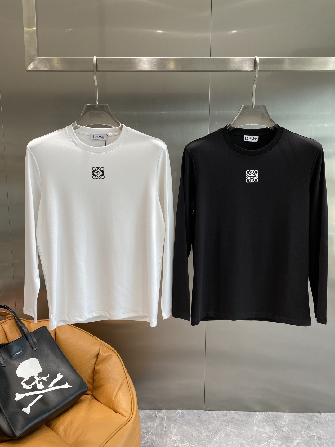 NO:525595,'Luo Family' 2025ss autumn new product, long-sleeved T-shirt, classic logo design, versatile model, released simultaneously on the official website. Customized fabrics are soft and delicate, with a high skin-friendly feel, perfectly interpreting the brand's fashion trend!  Men’s wardrobe are indispensable, and they are low-key designs and must-haves. Dears, please buy them quickly!  S-XXXL the next day, loewe,tees,t-shirt,alexander wang19860909《罗家》 2025ss秋季新品 长袖T恤,经典Logo设计,百搭款 官网同步发售 定制面料,柔软细腻,亲肤感极高,完美诠释出品牌的时尚潮流！男人的衣柜都少不了基础 是低调的设计 必备款,亲们赶紧入手！码数S-XXXL隔天,,loewe,tees，t-shirt,alexander wang,Men's clothing