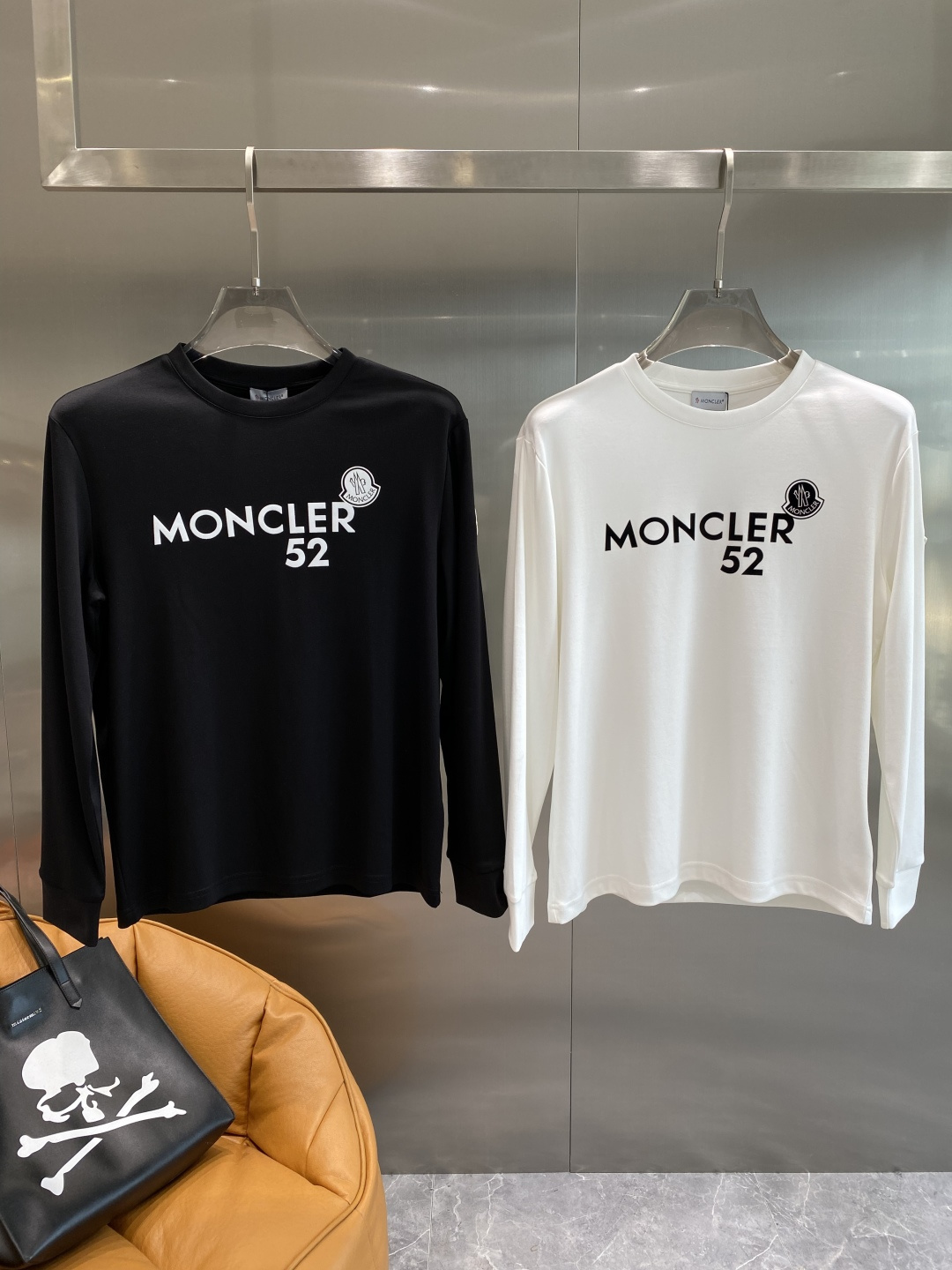 NO:525597,'Mengjia' is the latest product in autumn in 2025, available at the counter at the same time, original single ruthless product, fashionable and casual round neck long-sleeved T-shirt, comfortable upper body!  Eye-catching and highlighted, using imported original fabric, top-grade craft letter pattern logo, simple but not lacking in fashion, fashionable and handsome, 2 colors recommended, code number S-3XL the next day,,tees, t-shirt,alexander wang19860909《蒙家》 2025秋季最新品,专柜同步有售,原单狠货,时尚休闲圆领长袖T恤,上身舒适！吸睛而有亮点,采用进口原版面料,顶级工艺字母图案logo,简单而不失时尚,上身时尚帅气,2色推荐,码数S-3XL隔天,,tees，t-shirt,alexander wang,Men's clothing