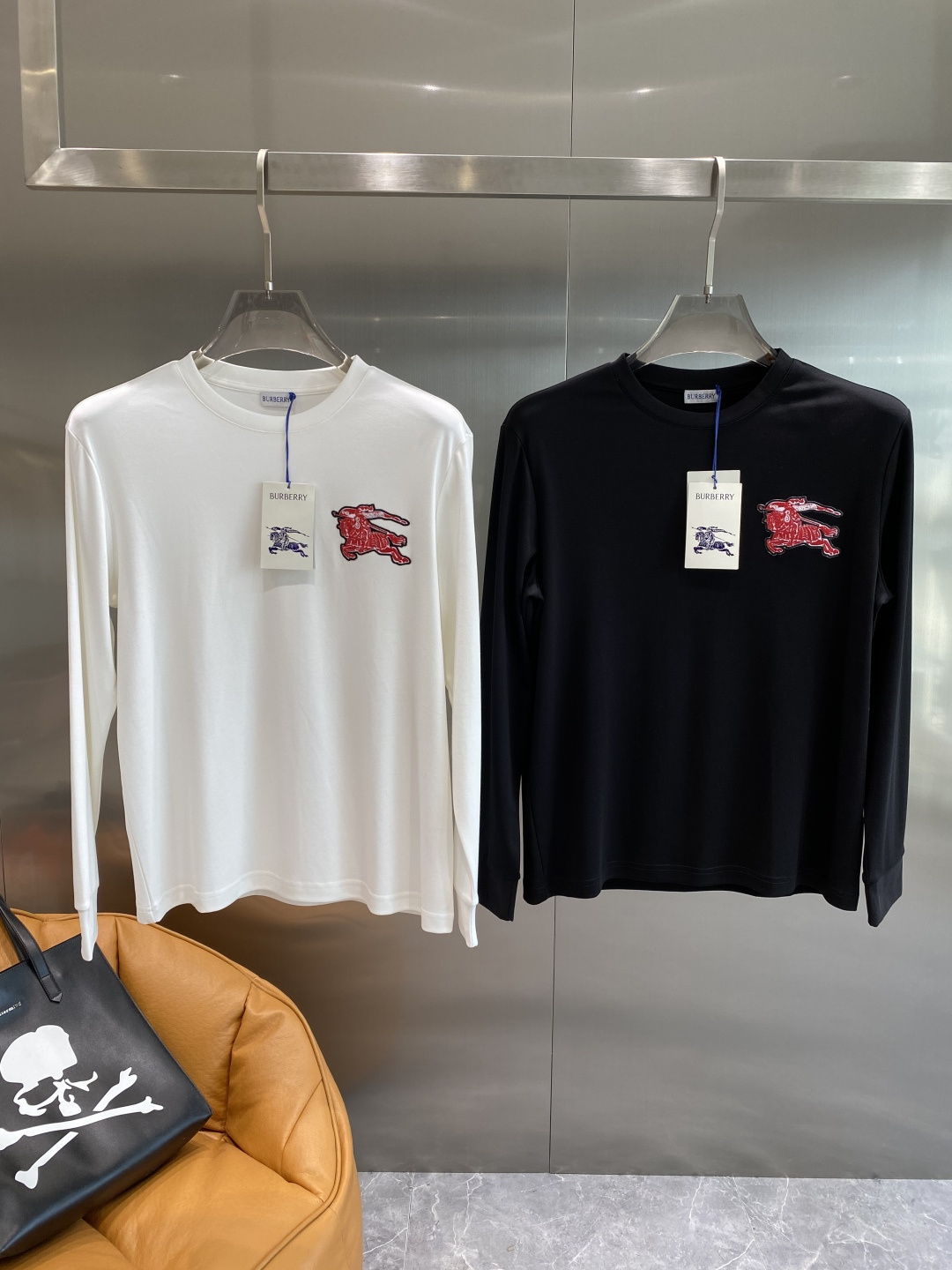 NO:525601,'Bajia' 2025ss long-sleeved T-shirt Customized cotton double yarn tight and smooth fabric, clean cloth surface, clear cloth pattern, very delicate and solid feel, more supportive. The cuffs are widened and threaded, fit the wrist width, tight and wear-resistant, and the dress is three-dimensional positioning and tailoring. The next day, burberry, tees, t-shirt, alexander wang19860909《巴家》 2025ss长袖t恤 定制全棉双纱紧密爽滑面料,布面干净,布纹清晰,手感非常细腻扎实,更加力挺 袖口加宽螺纹设计,贴合手腕宽度,紧实耐磨,整衣立体定位剪裁.码数S-XXXL隔天,,burberry,tees，t-shirt,alexander wang,Men's clothing