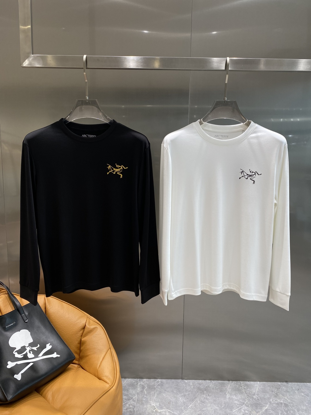 NO:525605,'Bird Home' 2025ss long-sleeved T-shirt Customized cotton double yarn tight and smooth fabric, clean cloth surface, clear cloth pattern, very delicate and solid feel, more supportive. The cuffs are widened and threaded, fit the wrist width, tight and wear-resistant, and the dress is three-dimensional positioning and tailoring. S-XXXL the next day,, jil sander,tees, t-shirt, alexander wang19860909《鸟家》 2025ss长袖t恤 定制全棉双纱紧密爽滑面料,布面干净,布纹清晰,手感非常细腻扎实,更加力挺 袖口加宽螺纹设计,贴合手腕宽度,紧实耐磨,整衣立体定位剪裁.码数S-XXXL隔天,,jil sander,tees，t-shirt,alexander wang,Men's clothing