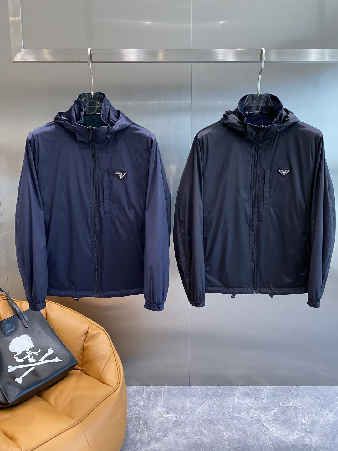 NO:525625,'Prada' 25ss autumn and winter new men's jacket, double-sided wear, original single three-standard full high-end version!  Customized fabrics for counters are breathable and comfortable, with impeccable details, and the brand element design concept reflects high quality. The feel is delicate and soft!  It is casually cut, with a great upper body style!  Number of code M~3XL the next day, prada, jackets & coats, jackets & coats, alexander wang19860909《普拉达 》 25ss秋冬新款男士夹克外套,双面穿 原单三标齐全高端版本！专柜定制面料 透气舒适度高,细节无可挑剔,品牌元素设计理念,体现高品质.手感细腻柔软！呈现休闲裁剪,上身版型超赞！码数M～3XL隔天,,prada,jackets & coats,jackets & coats,alexander wang,Men's clothing