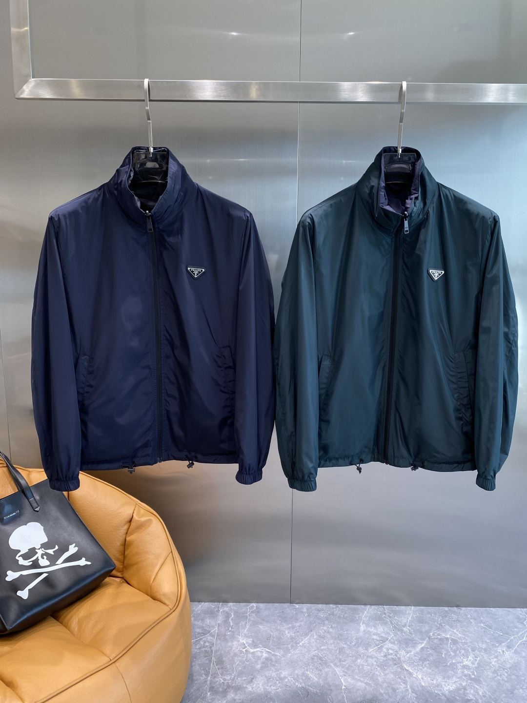 NO:525613,'Prada' 25ss autumn and winter new men's jacket, double-sided wear, original single three-standard full high-end version!  Customized fabrics for counters are breathable and comfortable, with impeccable details, and the brand element design concept reflects high quality. The feel is delicate and soft!  It is casually cut, with a great upper body style!  Number of code M~3XL the next day, prada, jackets & coats, jackets & coats, alexander wang19860909《普拉达 》 25ss秋冬新款男士夹克外套,双面穿 原单三标齐全高端版本！专柜定制面料 透气舒适度高,细节无可挑剔,品牌元素设计理念,体现高品质.手感细腻柔软！呈现休闲裁剪,上身版型超赞！码数M～3XL隔天,,prada,jackets & coats,jackets & coats,alexander wang,Men's clothing