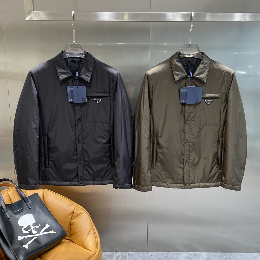 NO:525628,'Pujia' 25ss early autumn [new product] cotton jacket, popular jacket, autumn and winter counter new casual and fashionable jacket!  Avant-garde design style, delicate, comfortable and multi-craftsmanship. The overall design is quite visual, the upper body is casual and stylish, with a certain degree of clarity, absolutely recommended to be at the most cutting-edge fashion temperament, a must-have for urban leisure. The next day, prada, jackets & coats, jackets & coats, alexander wang19860909《普家》 25ss早秋【新品】夹棉 夹克外套爆款 秋冬专柜新款休闲时尚夹克外套！超前卫设计风格 细腻舒适多重重工艺 整体的设计颇具视觉感,上身休闲有型,有一定的挺括度,绝对走在时尚最尖端的气质感推荐,都市休闲必备.码数M-3XL隔天,,prada,jackets & coats,jackets & coats,alexander wang,Men's clothing