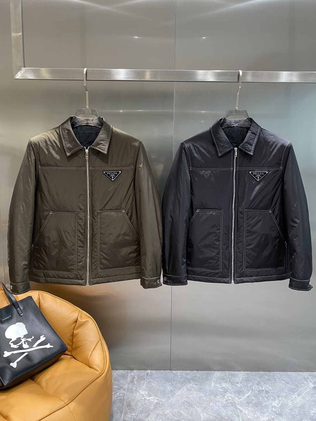 NO:525622,'Pujia' 25ss early autumn [new product] cotton jacket, popular jacket, autumn and winter counter new casual and fashionable jacket!  Avant-garde design style, delicate, comfortable and multi-craftsmanship. The overall design is quite visual, the upper body is casual and stylish, with a certain degree of clarity, absolutely recommended to be at the most cutting-edge fashion temperament, a must-have for urban leisure. The next day, prada, jackets & coats, jackets & coats, alexander wang19860909《普家》 25ss早秋【新品】夹棉 夹克外套爆款 秋冬专柜新款休闲时尚夹克外套！超前卫设计风格 细腻舒适多重重工艺 整体的设计颇具视觉感,上身休闲有型,有一定的挺括度,绝对走在时尚最尖端的气质感推荐,都市休闲必备.码数M-3XL隔天,,prada,jackets & coats,jackets & coats,alexander wang,Men's clothing