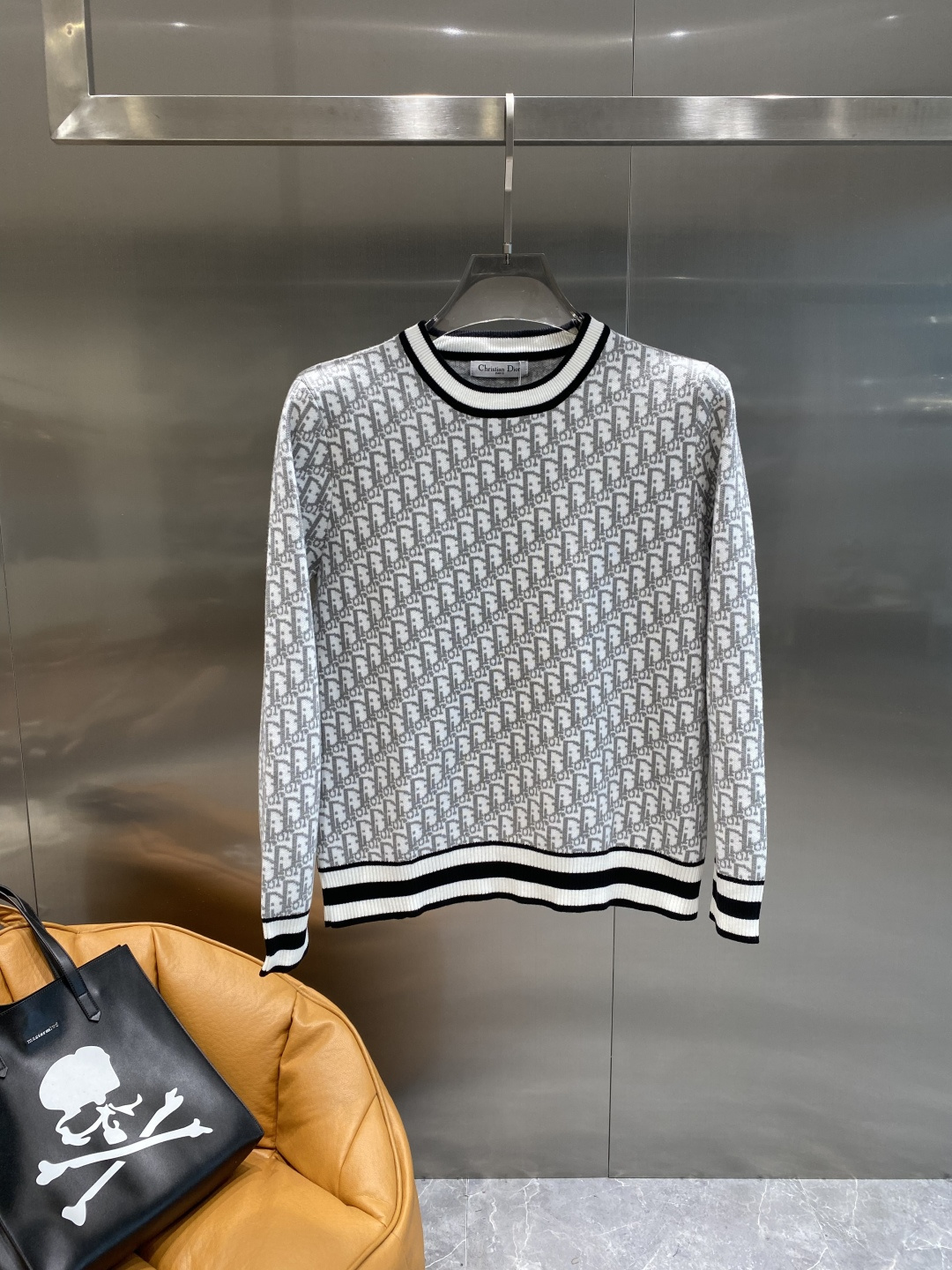 NO:526695,'Dijia' 2025 official website has the latest autumn and winter sweaters, and the counter is on sale at the same time!  Special wool-blend fabric. It feels comfortable to touch the skin directly. It has exquisite logo badges and is extremely eye-catching!  Details highlight the fashion charm of big brands. Exquisite workmanship and three-dimensional cutting style. The dressing effect is invincible and handsome!  Complete three standards!  Code number M-3XL the next day, dior, sweaters, alexander wang19860909《迪家》 2025官网秋冬季最新毛衣,专柜同步在售爆款！特供羊毛混纺面料.手感舒适.可直接接触皮肤,logo徽章精致标志,极为抢眼！细节凸显大牌时尚魅力.精致做工.立体裁剪风格.穿着效果无敌帅气！三标齐全！码数M-3XL隔天,,dior,sweaters,alexander wang,Men's clothing