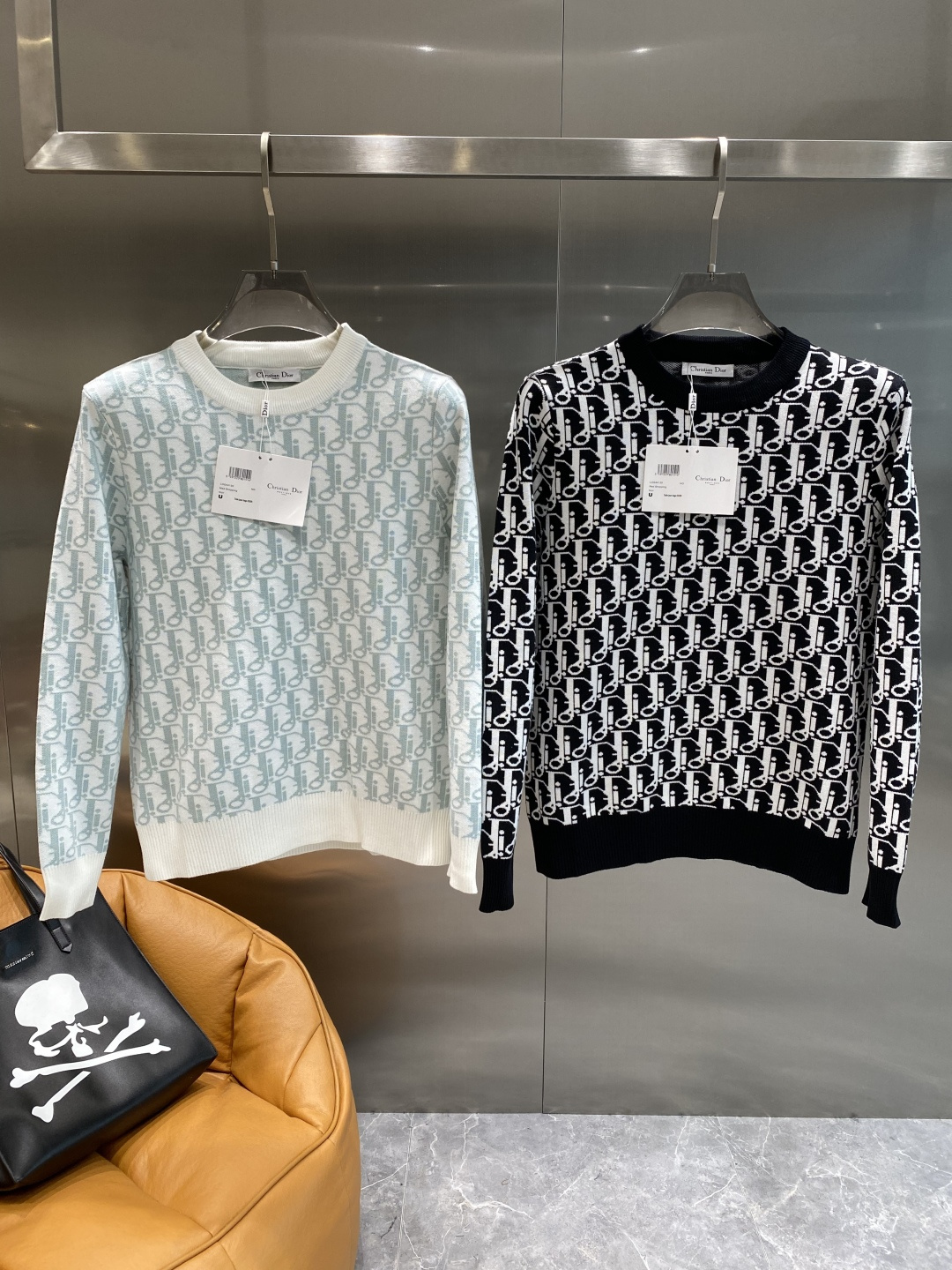 NO:526716,'Dijia' 2025 official website has the latest autumn and winter sweaters, and the counter is on sale at the same time!  Special wool-blend fabric. It feels comfortable to touch the skin directly. It has exquisite logo badges and is extremely eye-catching!  Details highlight the fashion charm of big brands. Exquisite workmanship and three-dimensional cutting style. The dressing effect is invincible and handsome!  Complete three standards!  Code number M-3XL the next day, dior, sweaters, alexander wang19860909《迪家》 2025官网秋冬季最新毛衣,专柜同步在售爆款！特供羊毛混纺面料.手感舒适.可直接接触皮肤,logo徽章精致标志,极为抢眼！细节凸显大牌时尚魅力.精致做工.立体裁剪风格.穿着效果无敌帅气！三标齐全！码数M-3XL隔天,,dior,sweaters,alexander wang,Men's clothing