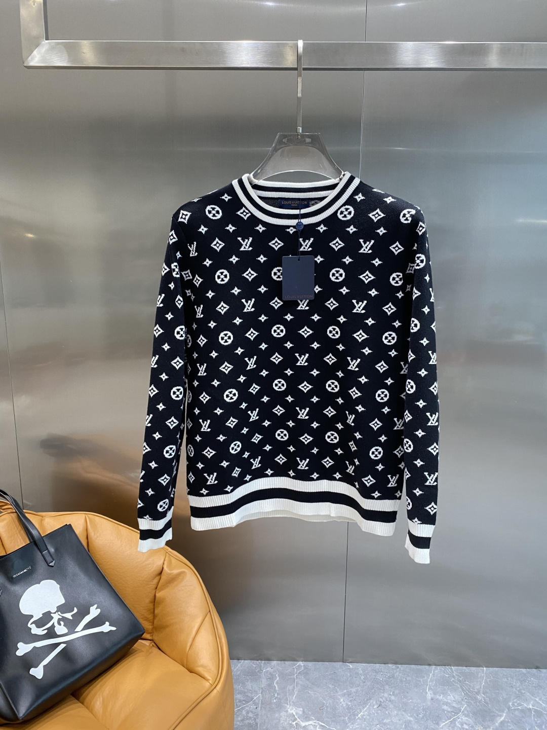 NO:526698,'Donkey Family' Classic men's knitted long-sleeved round-neck pullover sweater for autumn and winter This sweater pays tribute to the classic pattern. It is carefully crafted with cotton jersey fabric, with details, and a contrasting effect. Elegant and distinctive, and can be matched with jeans. Size M-3XL the next day, louis vuitton, louis vuitton, jeans, sweaters, alexander wang19860909《驴家》 秋冬经典男士针织长袖圆领套头毛衣 这款针织衫向经典图案致敬.采用棉质平纹针织面料精心制作,细节,打造对比鲜明的效果.优雅而富有特色,可搭配牛仔裤.尺码M-3XL隔天,,louis vuitton,louis vuitton,jeans,sweaters,alexander wang,Men's clothing