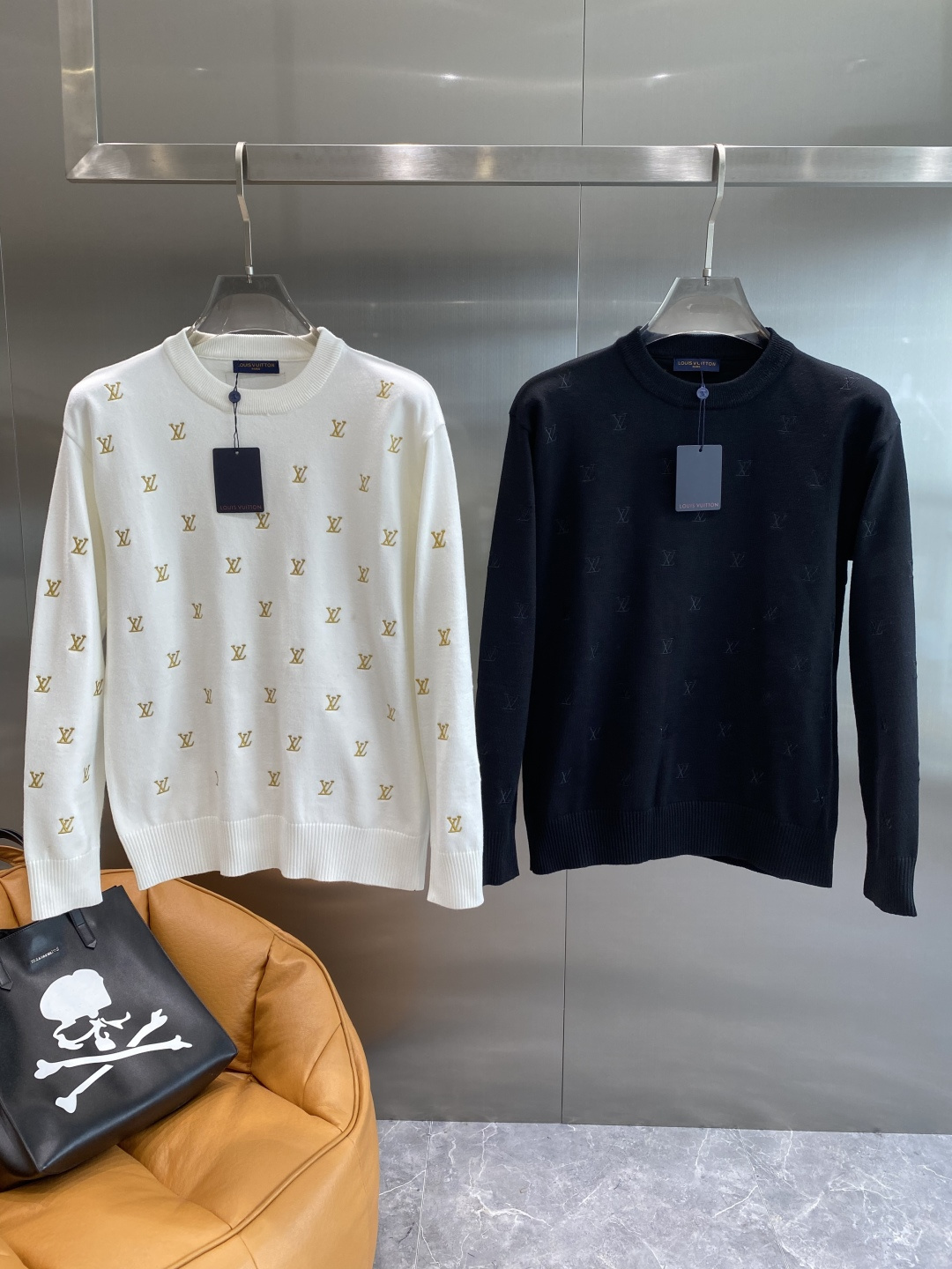 NO:526710,'Donkey Family' 2025 autumn and winter new knitted sweaters, streamlined proportional cutting creates a versatile classic sweater, adding trendy charm to trendy fashion. Guest-supplied knitted fabrics, with a delicate and rich texture higher than ordinary materials, flat, smooth, delicate and excellent, full of luxury, a unique fashion atmosphere, neat and tight ribbed bottom and cuffs. It is very easy to shape when paired casually!  No matter how you wear the inner wear, it is super excellent M-3XL the next day, louis vuitton, louis vuitton, sweaters, alexander wang19860909《驴家》 2025秋冬新款针织毛衣,精简的比例化裁剪铸就了百搭经典款毛衫,为潮流时髦增添潮流魅力,客供针织面料,细腻丰润的质感高于普通材质,平整光滑细致有佳,充满洋溢奢华的体现,别样的时装气息,整齐紧密的罗纹底摆及袖口.随意搭配都是非常容易出造型！无论单穿内搭都是超级出色M-3XL隔天,,louis vuitton,louis vuitton,sweaters,alexander wang,Men's clothing