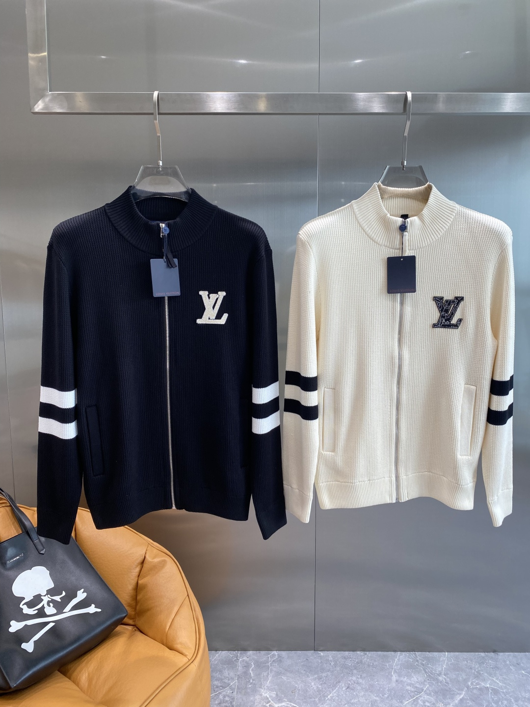 NO:526719,'Donkey Family' Cardigan new long-sleeved round-neck knitted sweater, highlighting the theme of the 2025 autumn and winter show. Responsible procurement of wool makes it an elegant choice for the season change season, and can inject trendy and new ideas into casual denim or exquisite styling. Size M-3XL the next day, louis vuitton, louis vuitton, sweaters, alexander wang19860909《驴家》 开衫新款长袖圆领针织毛衣衫,彰显2025秋冬秀场的 主题.责任采购羊毛成就换季时节的典雅之选,可为休闲牛仔或考究造型注入潮流新意.尺码M-3XL隔天,,louis vuitton,louis vuitton,sweaters,alexander wang,Men's clothing