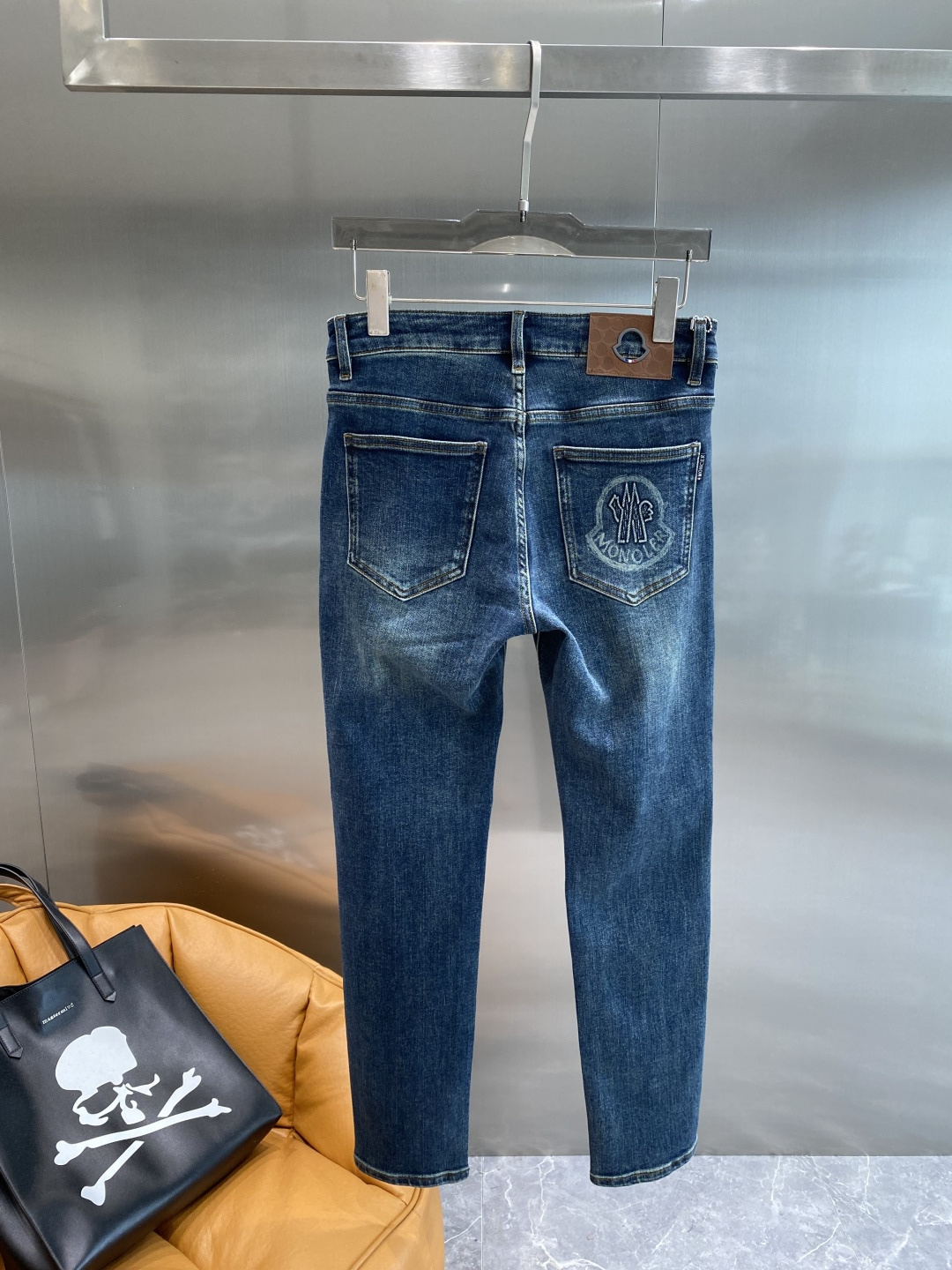 NO:526683,'Mengjia' is exclusively available for new styles, high-end version of casual jeans!  Customized fabrics for counters are breathable and comfortable, with impeccable details, and the brand element design concept reflects high quality. The feel is delicate and soft!  It is casually cut, with a great upper body style!  Number of 29-36 the next day, jeans, alexander wang19860909《蒙家》 独家专供新款 休闲牛仔裤高端版本！专柜定制面料 透气舒适度高,细节无可挑剔,品牌元素设计理念,体现高品质.手感细腻柔软！呈现休闲裁剪,上身版型超赞！码数29-36隔天,,jeans,alexander wang,Men's clothing