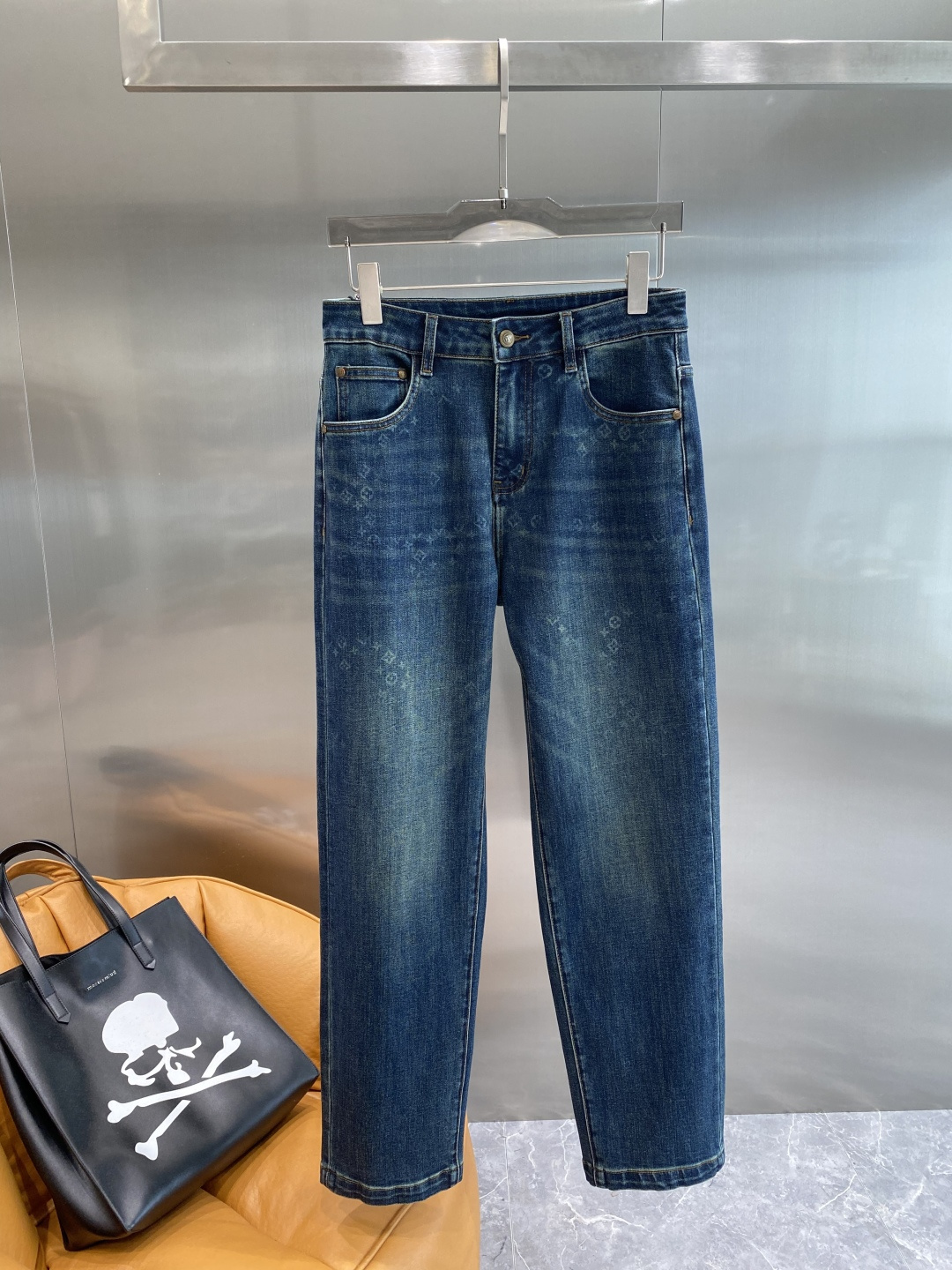 NO:526685,'Donkey Family' 2025 new style casual jeans, clean and neat tailored, full of urban style, using worsted pure cotton fabric, soft and dry feel, and the upper body effect is crisp and stylish. The hardware is exquisite, business and casual look is very good, so many top-level raw materials are created to create high-end products with unparalleled value, the first choice for high-end fashion and fashion people. Size 29-36 the next day,,louis vuitton,louis vuitton,jeans,alexander wang19860909《驴家》 2025新款 休闲牛仔裤 干净利落剪裁,都市风十足 采用精纺纯棉面料手感软糯干爽,上身效果挺括有型.五金精致,商务休闲非常好看如此众多的顶级原料,打造出价值感无与伦比的高端产品,高端潮流时尚人士首选 尺码29-36隔天,,louis vuitton,louis vuitton,jeans,alexander wang,Men's clothing