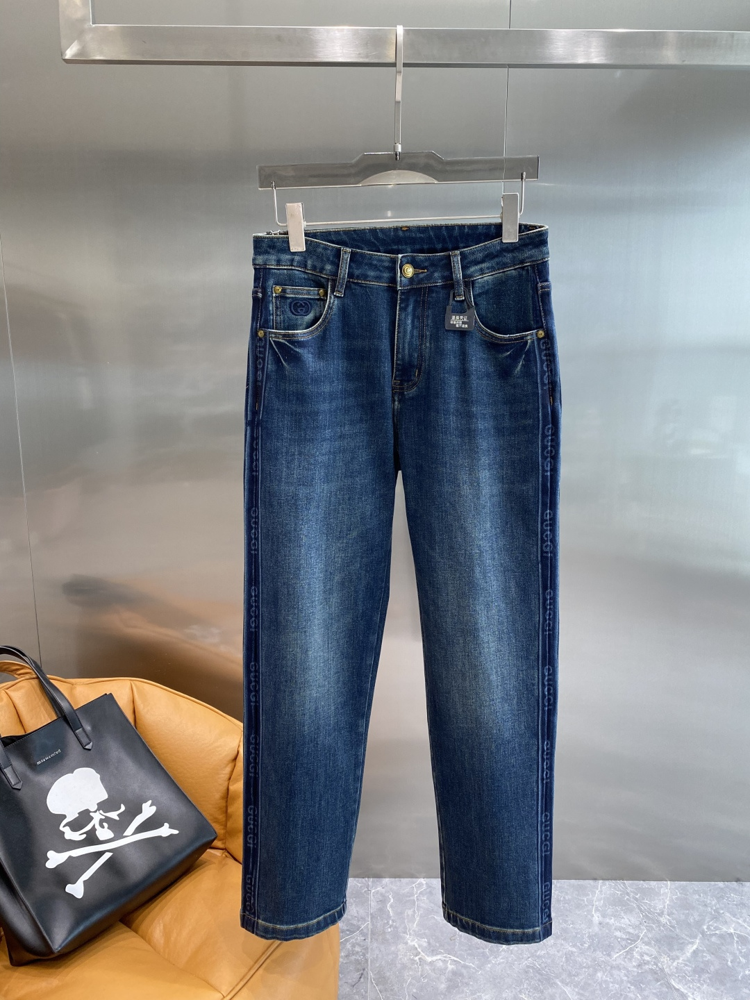 NO:526687,'Gujia' 2025 new style casual jeans, clean and neat tailored, full of urban style, using worsted pure cotton fabric, soft and dry feel, and the upper body effect is crisp and stylish. The hardware is exquisite, business and casual look is very good, so many top-level raw materials are created to create high-end products with unparalleled value, the first choice for high-end fashion and fashion people. Size 29-36 the next day, gucci, jeans, alexander wang19860909《古家》 2025新款 休闲牛仔裤 干净利落剪裁,都市风十足 采用精纺纯棉面料手感软糯干爽,上身效果挺括有型.五金精致,商务休闲非常好看如此众多的顶级原料,打造出价值感无与伦比的高端产品,高端潮流时尚人士首选 尺码29-36隔天,,gucci,jeans,alexander wang,Men's clothing