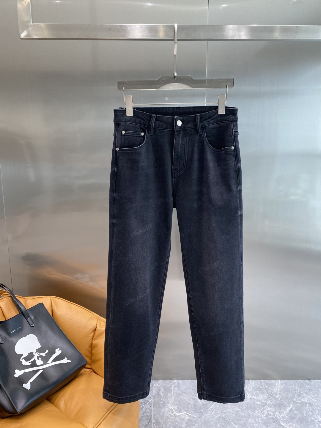 NO:526690,'Donkey Family' 25-year autumn and winter new casual jeans pants, clean and neat tailored, full of urban style, using worsted fabrics, soft and dry feel, and the upper body effect is crisp and stylish. The hardware is exquisite, business and casual look is very good, so many top-level raw materials are created to create high-end products with unparalleled value, the first choice for high-end fashion and fashion people. Size 29-36 the next day,,louis vuitton,louis vuitton,jeans,alexander wang19860909《驴家》 25年秋冬新款休闲牛仔裤裤 干净利落剪裁,都市风十足 采用精纺面料手感软糯干爽,上身效果挺括有型.五金精致,商务休闲非常好看如此众多的顶级原料,打造出价值感无与伦比的高端产品,高端潮流时尚人士首选 尺码29-36隔天,,louis vuitton,louis vuitton,jeans,alexander wang,Men's clothing