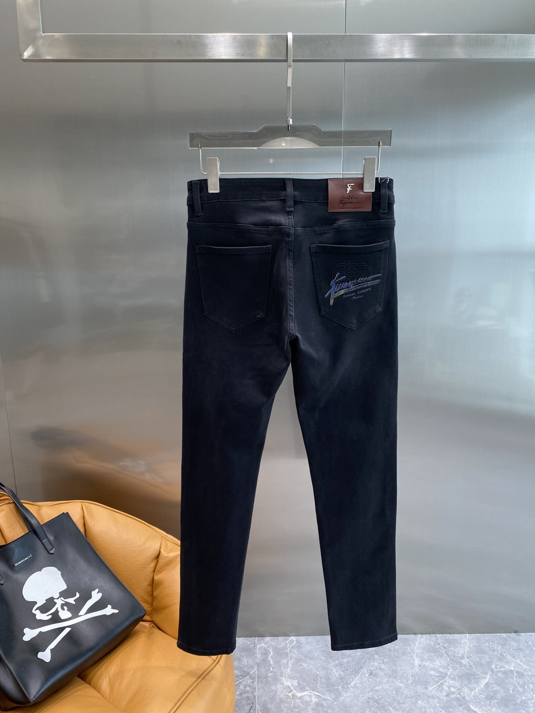 NO:526689,'Ferragamo' 25-year autumn and winter new casual jeans pants, clean and neat tailored, full of urban style, using worsted fabrics, soft and dry feel, and the upper body effect is crisp and stylish. The hardware is exquisite, business and casual, and so many top-level raw materials, creating high-end products with unparalleled value, the first choice for high-end fashion and fashion people. Size 29-36 the next day, ferragamo, jeans, alexander wang19860909《菲拉格慕》 25年秋冬新款休闲牛仔裤裤 干净利落剪裁,都市风十足 采用精纺面料手感软糯干爽,上身效果挺括有型.五金精致,商务休闲非常好看如此众多的顶级原料,打造出价值感无与伦比的高端产品,高端潮流时尚人士首选 尺码29-36隔天,,ferragamo,jeans,alexander wang,Men's clothing