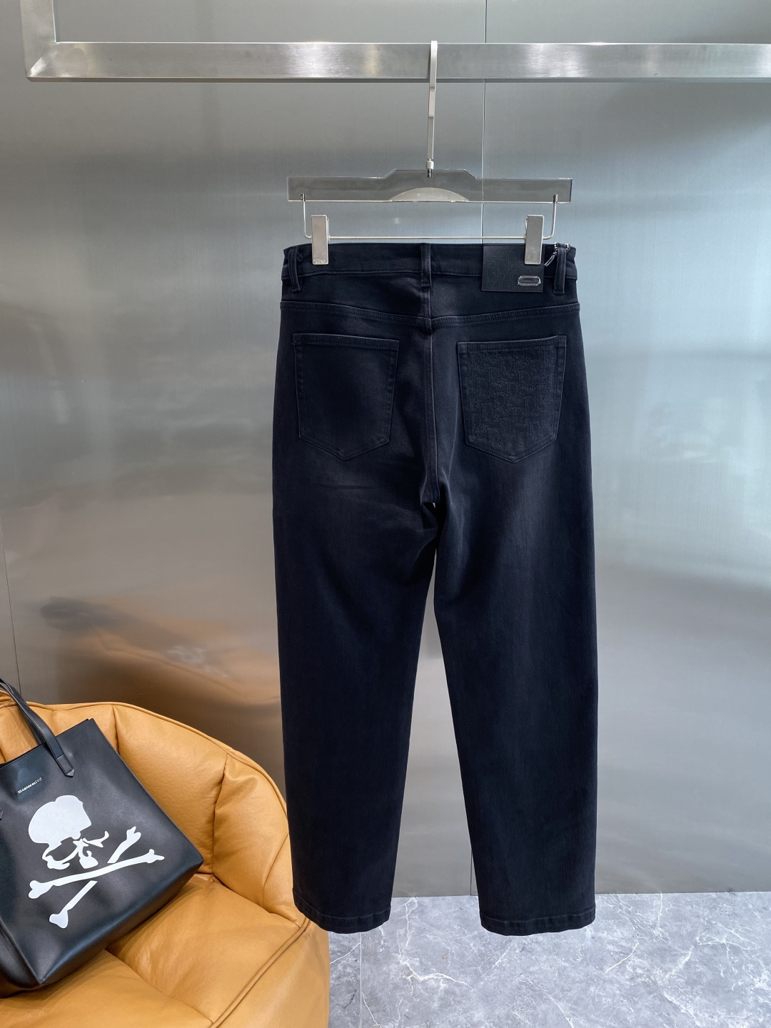 NO:526694,'Dijia' 25-year autumn and winter new casual jeans pants, clean and neat tailored, full of urban style, using worsted fabrics, soft and dry feel, and the upper body effect is crisp and stylish. The hardware is exquisite, business and casual, and so many top-level raw materials, creating high-end products with unparalleled value, the first choice for high-end fashion and fashion people. Size 29-36 the next day,,dior,jeans,alexander wang19860909《迪家》 25年秋冬新款休闲牛仔裤裤 干净利落剪裁,都市风十足 采用精纺面料手感软糯干爽,上身效果挺括有型.五金精致,商务休闲非常好看如此众多的顶级原料,打造出价值感无与伦比的高端产品,高端潮流时尚人士首选 尺码29-36隔天,,dior,jeans,alexander wang,Men's clothing