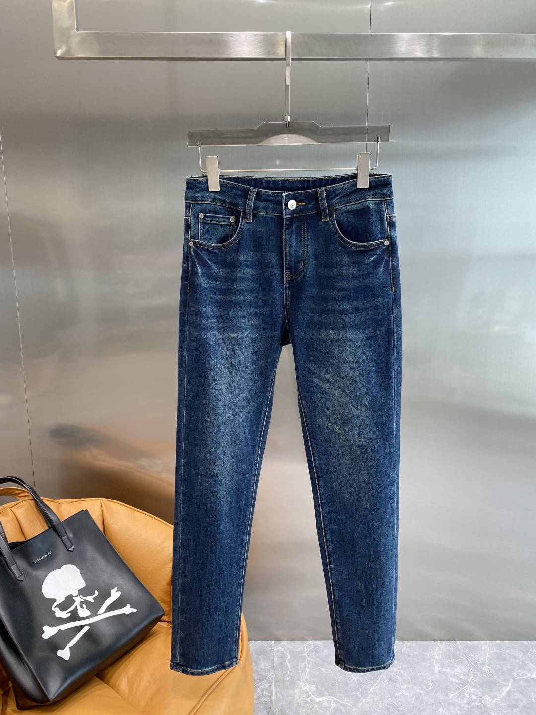 NO:526691,'Mengjia' 2025 latest products, special counters are available at the same time, original singles are ruthless, water-washed casual jeans, imported original washing elastic fabric, comfortable and elastic, original hardware and auxiliary decorative logo, super positive style, extremely high grade, counter quality, fashionable and stylish upper body, 29-36 next day, jeans, alexander wang19860909《蒙家》 2025最新品,专柜同步有售,原单狠货,水洗休闲牛仔裤,进口原版水洗弹力面料,舒适有弹性,原版五金辅料装饰logo,版型超正,档次极高,专柜品质,上身时尚有型,码数29-36隔天,,jeans,alexander wang,Men's clothing