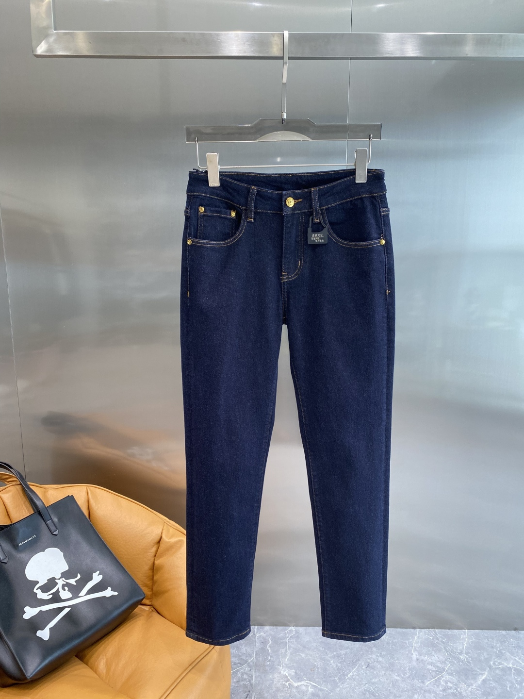 NO:526700,'Donkey Family' 2025 autumn and winter new casual work jeans Fashionable and casual casual style Micro-stretch fabric The fabric is comfortable and soft, breaking through the feel of conventional denim fabrics, not stuffy, and has excellent comfort. It is free and versatile, and it does not deform for a long time. The upper body effect is excellent. The elegant and elegant tailoring, the design is constantly innovating, but it always maintains a noble and elegant style and taste, interpreting the charm of fashion and leisure products. The counter number is 29-36 the next day,,louis vuitton,louis vuitton,jeans,alexander wang19860909《驴家》 2025秋冬季新款休闲工装牛仔裤 时尚休闲 休闲版型 微弹力面料 面料舒适柔软,突破常规牛仔的面料手感,不闷热,舒适感极佳.随意百搭 久洗不变形 上身效果极佳.大方优雅的剪裁,设计不断创新却始终保持着高贵优雅的风格和品位 演绎时尚魅惑 时尚休闲佳品 专柜码数29-36隔天,,louis vuitton,louis vuitton,jeans,alexander wang,Men's clothing