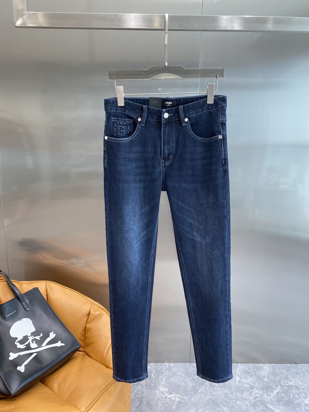 NO:526706,'Fendi' 2025SS Autumn and Winter New Product Original Single Men's Wool Jeans Pure Birth Products A must-have for every season, the elastic waist is extremely comfortable, and the hot-selling ace item that needs no doubts, conforms to the best matching color number of the four seasons. The overall style continues the tone of SLP, and integrates a variety of arts and esthetics throughout the body. It is washed and made into a natural way to create an unruly and personal style!  The details are excellent, very sophisticated, and the auxiliary materials are all supplied to customers. The metal chain strongly demonstrates the brand identity!  The heavyweight Japanese imported denim fabric is very well washed and impeccable!  Perfect cut 30-36 the next day, fendi, loro piana, jeans, alexander wang19860909《芬迪 》 2025SS秋冬 新品 原单男士羊毛牛仔裤纯血统品 每季必出的类型,松紧腰围上身极为舒适 无需质疑的热卖王牌单品,符合四季最佳的搭配色号 整体的风格延续了SLP的基调,通体融入了多种工艺美学,水洗做旧浑然天成,缔造出不羁与个性的风格！细节方面极为出色,非常匠心考究,通体的辅料皆为客供 金属链条有力彰显了品牌身份！重磅日本进口的丹宁面料,水洗相当出色,无可挑剔！版型剪裁完美 30-36隔天,,fendi,loro piana,jeans,alexander wang,Men's clothing