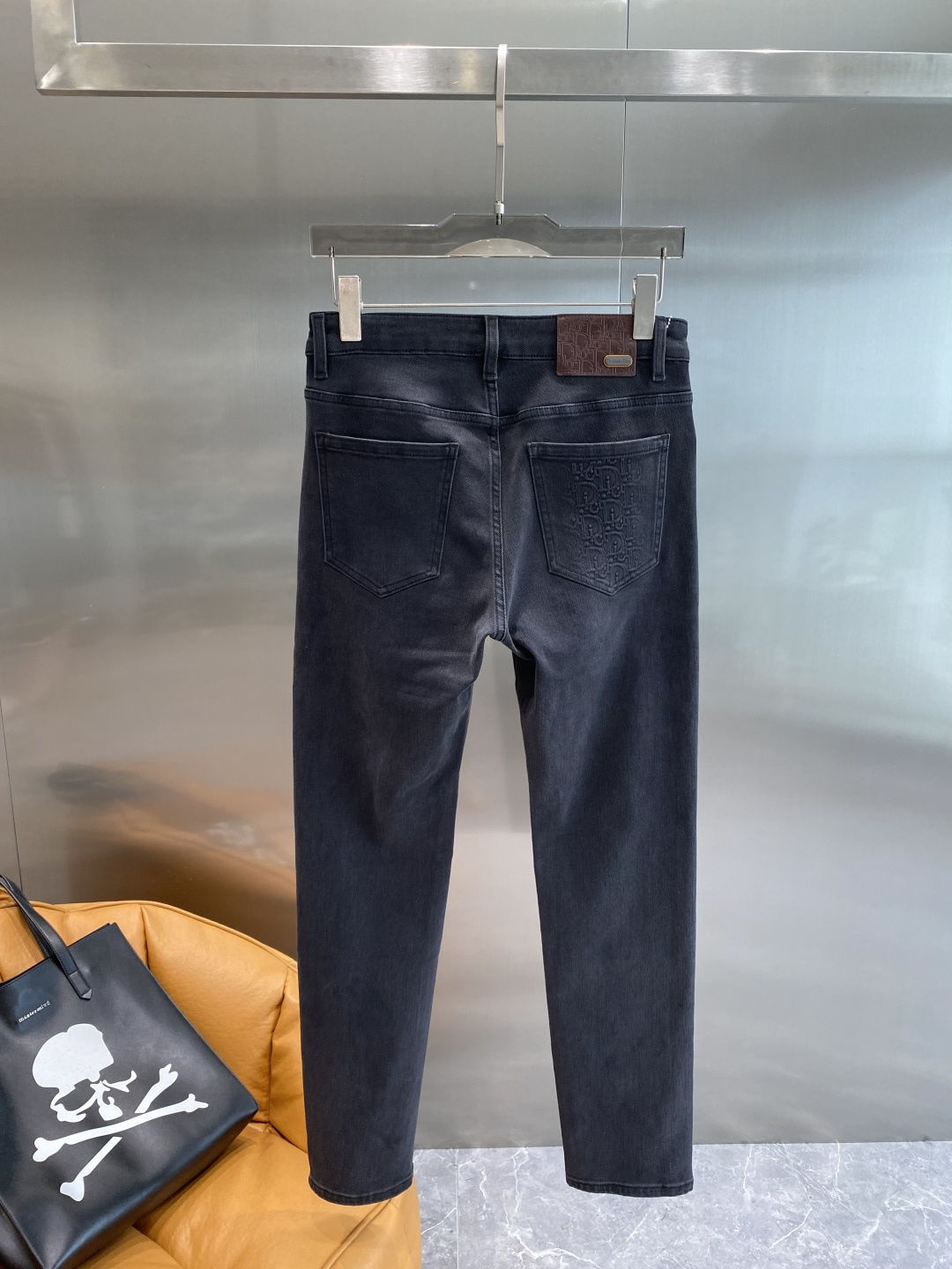 NO:526703,'Dijia' 2025 autumn and winter new casual work jeans Fashionable and casual casual style Micro-stretch fabric The fabric is comfortable and soft, breaking through the feel of conventional denim fabrics, not stuffy, and has excellent comfort. It is free and versatile, and it does not deform for a long time. The upper body effect is excellent. The elegant and elegant tailoring, the design is constantly innovating, but it always maintains a noble and elegant style and taste, interpreting the charm of fashion, and the best fashion products. Counter codes are 29-36 the next day, dior, jeans, alexander wang19860909《迪家》 2025秋冬季新款休闲工装牛仔裤 时尚休闲 休闲版型 微弹力面料 面料舒适柔软,突破常规牛仔的面料手感,不闷热,舒适感极佳.随意百搭 久洗不变形 上身效果极佳.大方优雅的剪裁,设计不断创新却始终保持着高贵优雅的风格和品位 演绎时尚魅惑 时尚休闲佳品 专柜码数29-36隔天,,dior,jeans,alexander wang,Men's clothing