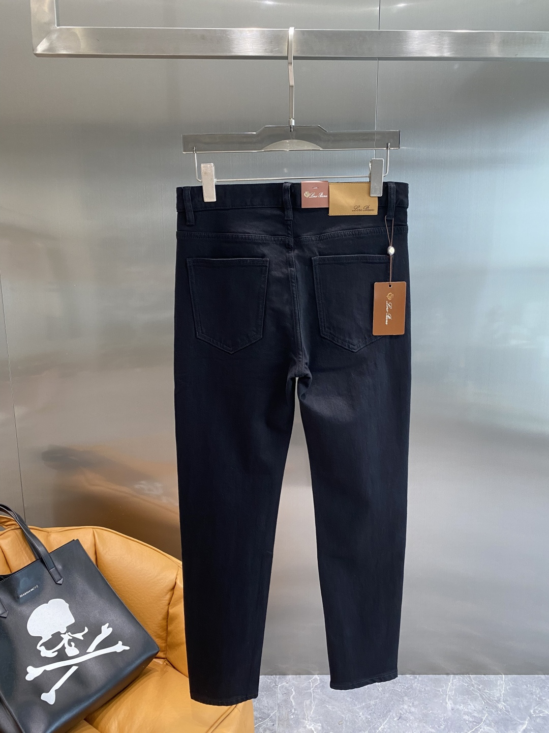 NO:526709,'LP' 2025SS Autumn and Winter New Product Original single men's wool jeans purebred product The type that must be released every season, the elastic waist is extremely comfortable on the upper body. The hot-selling ace item that needs no doubts, conforms to the best matching color number of the four seasons. The overall style continues the tone of SLP, and integrates a variety of arts and esthetics throughout the body. It is washed and made into a natural style, creating an unruly and individual style!  The details are excellent, very sophisticated, and the auxiliary materials are all supplied to customers. The metal chain strongly demonstrates the brand identity!  The heavyweight Japanese imported denim fabric is very well washed and impeccable!  Perfect cut 30-36 the next day, loro piana, jeans, alexander wang19860909《LP》 2025SS秋冬 新品 原单男士羊毛牛仔裤纯血统品 每季必出的类型,松紧腰围上身极为舒适 无需质疑的热卖王牌单品,符合四季最佳的搭配色号 整体的风格延续了SLP的基调,通体融入了多种工艺美学,水洗做旧浑然天成,缔造出不羁与个性的风格！细节方面极为出色,非常匠心考究,通体的辅料皆为客供 金属链条有力彰显了品牌身份！重磅日本进口的丹宁面料,水洗相当出色,无可挑剔！版型剪裁完美 30-36隔天,,loro piana,jeans,alexander wang,Men's clothing