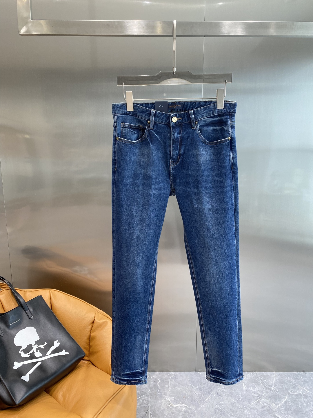 NO:526715,'Donkey Family' The latest jeans in early autumn 2025 are released simultaneously on the counter. Original custom reproduction. Customer-supplied hardware and accessories. Original quality. Imported fixed-color denim fabric. Heavy industry washing. Fine workmanship and excellent upper body!  Selected items, complete three standards, 30-36 next day,,louis vuitton,louis vuitton,jeans,alexander wang19860909《驴家》 2025早秋最新款牛仔裤 柜台同步发售 原版定制复刻 客供五金辅料 原单品质 进口固色牛仔面料 重工洗水 做工走线精细 上身绝佳！优选单品 三标齐全 码数30-36隔天,,louis vuitton,louis vuitton,jeans,alexander wang,Men's clothing