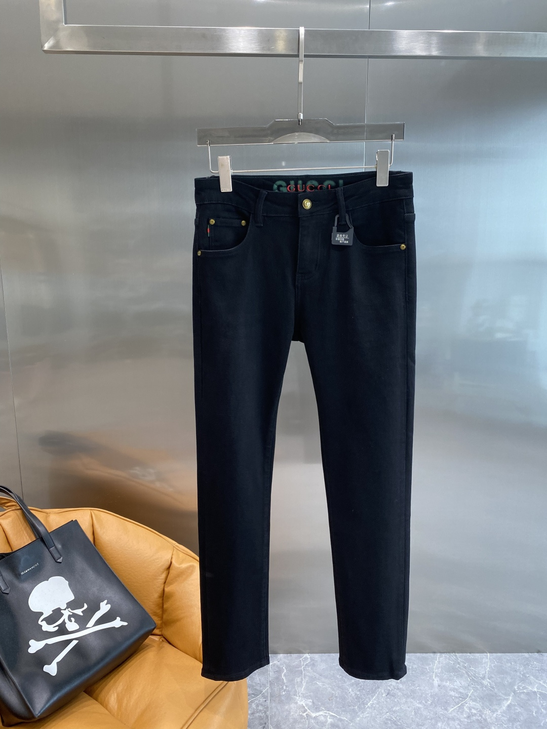 NO:526692,'Gujia' 2025 Autumn and Winter Fashionable Jeans Combed Denim Fabric Design Highlights Hardware Use Craftsmanship!  Customized and customized set of auxiliary materials and customized mold openings, showing a sense of high-end!  The overall pants are simple and high-end, and the first choice for fashion!  Number of codes 29-36 the next day, gucci, jeans, alexander wang19860909《古家》 2025秋冬 时尚牛仔裤 精梳牛仔面料 设计亮点五金色使用工艺！定制专用整套辅料定制开模,尽显高级感！整体裤子设计简洁且高档,时尚首选！ 码数29-36隔天,,gucci,jeans,alexander wang,Men's clothing