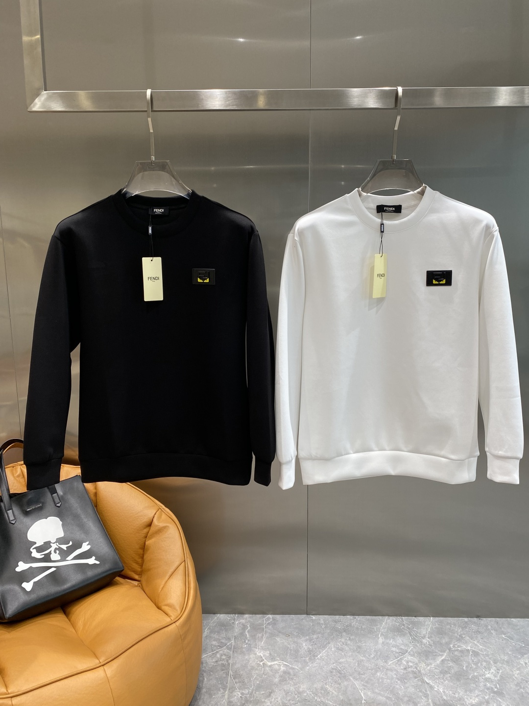 NO:528969,'Fenjia' 25 autumn and winter new air layer round neck sweatshirt, front brand logo design, creative reinterpretation of the brand's iconic design, using 400 grams of heavy lysel air layer fabric, its characteristics are soft, transparent, warm, comfortable and breathable, light and drooping, and the quadriple fiber structure makes the fabric not easy to wrinkle, matching collar, cuffs and lower foot ribs; color black and white Size XS-L the next day, fendi, hoodie, sweatshirts, alexander wang19860909《芬家》 25秋冬新品空气层 圆领卫衣,正面品牌标识设计,创意重释品牌标志性设计,采用400克重莱赛尔空气层面料,其特性柔透保暖舒适透气性佳、轻盈有垂感、四重纤维构造使得面料不容易产生皱褶,配套衣领、袖口及下脚边罗纹； 颜色黑色、白色 尺码XS-L隔天,,fendi,hoodie,sweatshirts,alexander wang,Men's clothing