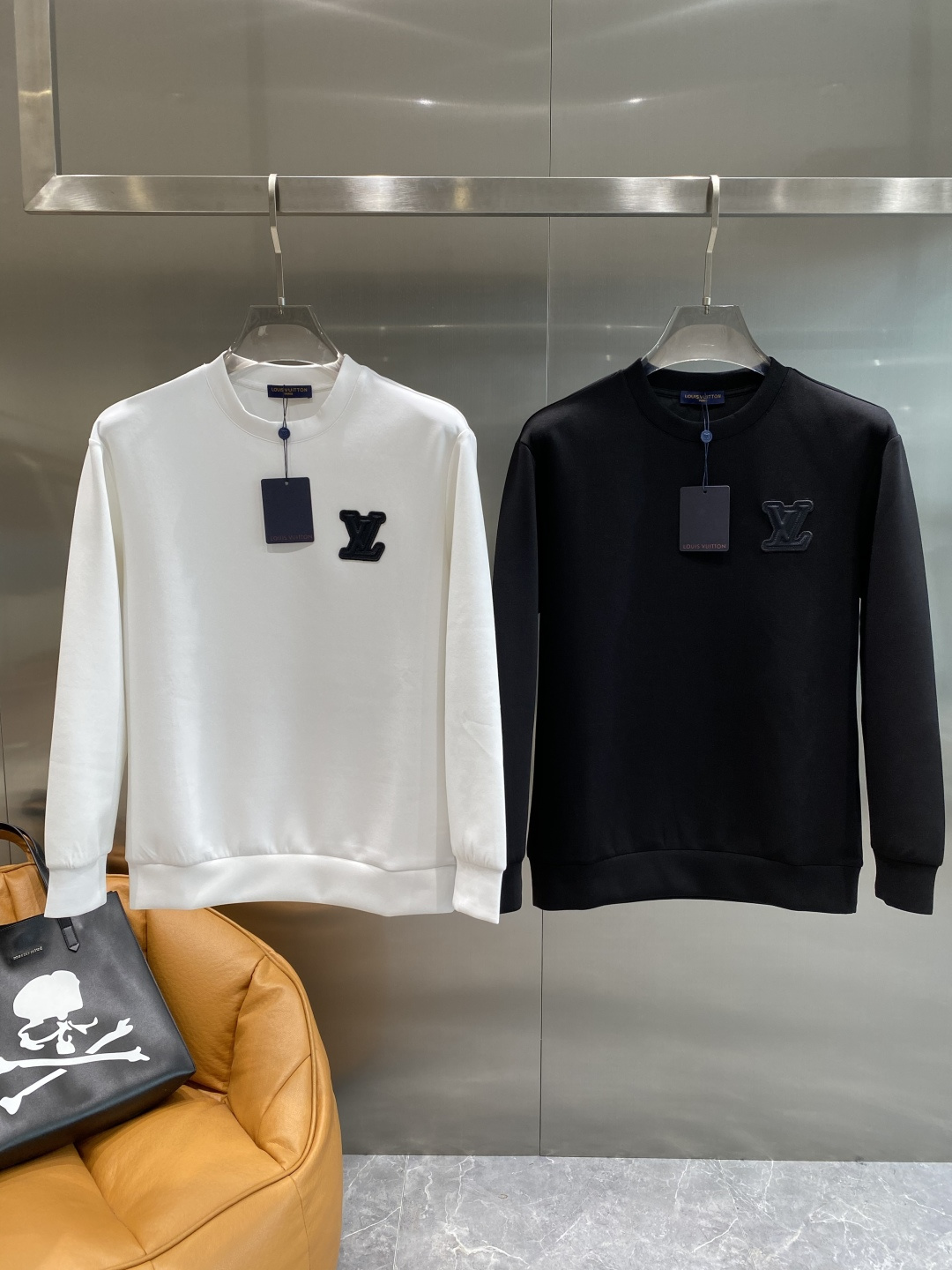 NO:528972,'Donkey Family' 25 autumn and winter new air layer round neck sweatshirt, front brand logo design, creative reinterpretation of the brand's iconic design, using 400 grams of heavy lyesel air layer fabric, its characteristics are soft, transparent, warm, comfortable and breathable, light and drooping, and the quadruple fiber structure makes the fabric not easy to wrinkle, matching collar, cuffs and lower foot ribbed; color black and white Size XS-L the next day,,louis vuitton,louis vuitton,hoodie,sweatshirts,alexander wang19860909《驴家》 25秋冬新品空气层 圆领卫衣,正面品牌标识设计,创意重释品牌标志性设计,采用400克重莱赛尔空气层面料,其特性柔透保暖舒适透气性佳、轻盈有垂感、四重纤维构造使得面料不容易产生皱褶,配套衣领、袖口及下脚边罗纹； 颜色黑色、白色 尺码XS-L隔天,,louis vuitton,louis vuitton,hoodie,sweatshirts,alexander wang,Men's clothing