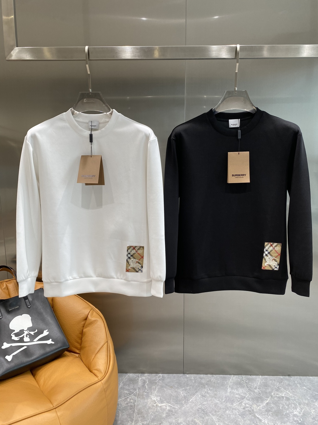 NO:528975,'Bajia' 25 autumn and winter new air layer round neck sweatshirt, front brand logo design, creative reinterpretation of the brand's iconic design, using 400 grams of heavy lysel air layer fabric, its characteristics are soft, transparent, warm, comfortable and breathable, light and drooping, and the quadruple fiber structure makes the fabric not easy to wrinkle, matching collar, cuffs and ribbed edges of the feet; color black and white Size XS-L the next day, burberry, hoodie, sweatshirts, alexander wang19860909《巴家》 25秋冬新品空气层 圆领卫衣,正面品牌标识设计,创意重释品牌标志性设计,采用400克重莱赛尔空气层面料,其特性柔透保暖舒适透气性佳、轻盈有垂感、四重纤维构造使得面料不容易产生皱褶,配套衣领、袖口及下脚边罗纹； 颜色黑色、白色 尺码XS-L隔天,,burberry,hoodie,sweatshirts,alexander wang,Men's clothing