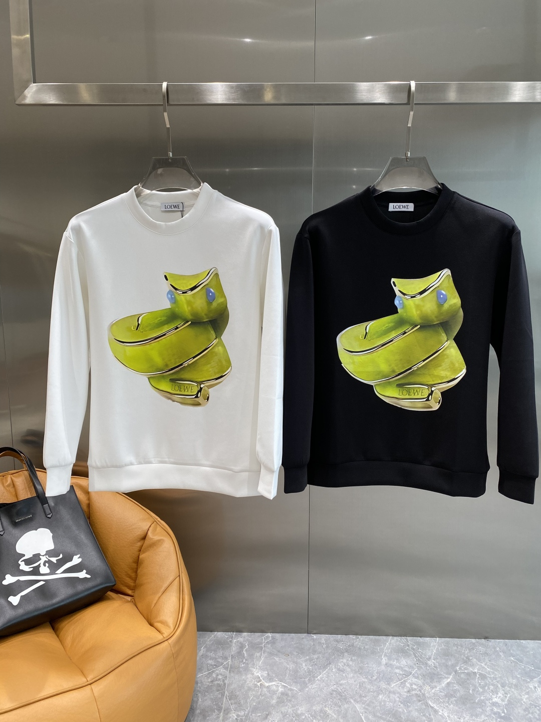 NO:528978,'Luo Family' 25 autumn and winter new air layer round neck sweatshirt, front brand logo design, creative reinterpretation of the brand's iconic design, using 400 grams of heavy lysel air layer fabric, its characteristics are soft, transparent, warm, comfortable and breathable, light and drooping, and the quadriple fiber structure makes the fabric not easy to wrinkle, matching collar, cuffs and ribbed edges of the feet; color black and white Size XS-L the next day, loewe, hoodie, sweatshirts, alexander wang19860909《罗家》 25秋冬新品空气层 圆领卫衣,正面品牌标识设计,创意重释品牌标志性设计,采用400克重莱赛尔空气层面料,其特性柔透保暖舒适透气性佳、轻盈有垂感、四重纤维构造使得面料不容易产生皱褶,配套衣领、袖口及下脚边罗纹； 颜色黑色、白色 尺码XS-L隔天,,loewe,hoodie,sweatshirts,alexander wang,Men's clothing