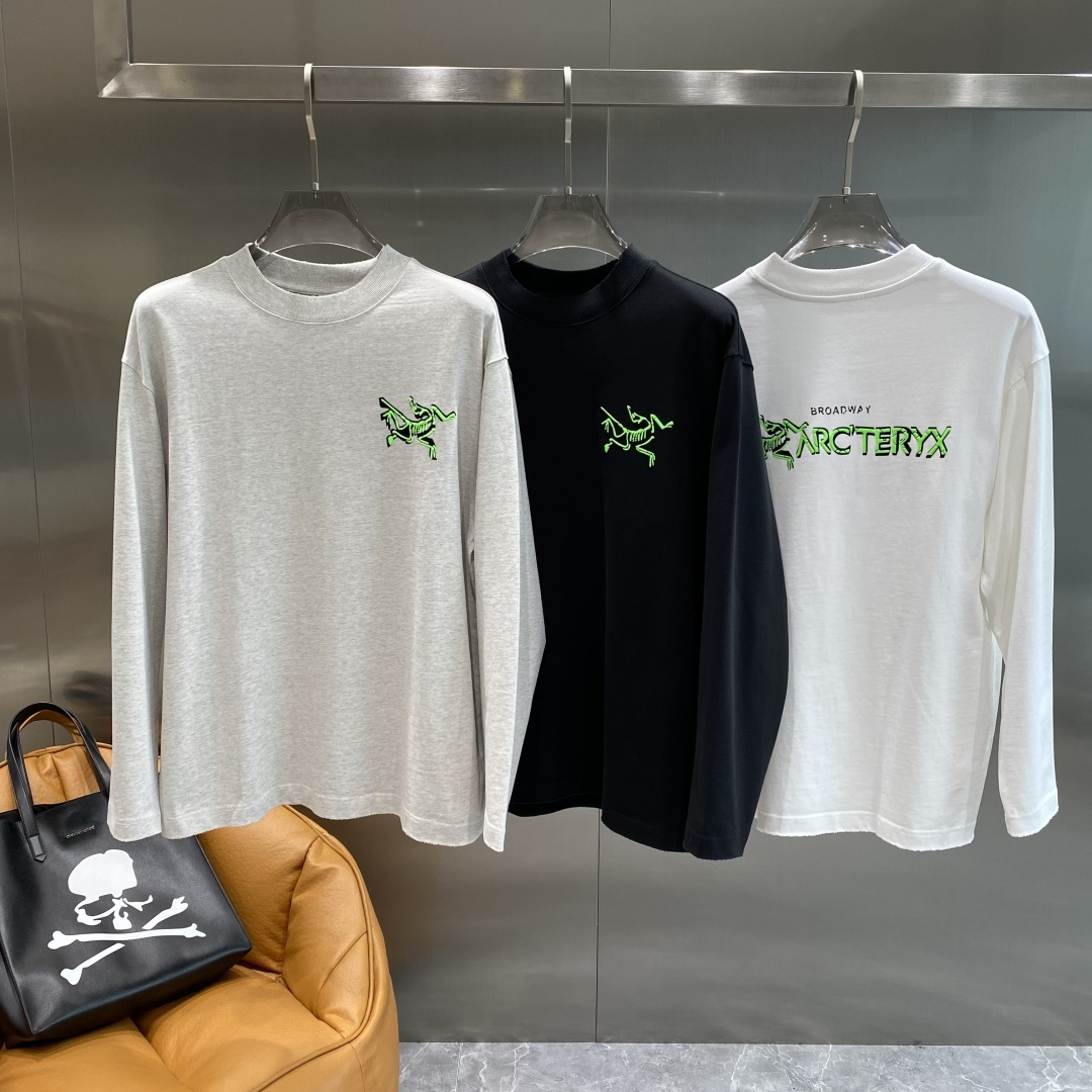 NO:528984,'Bird Family' New Trade Order Round Neck Long Sleeve Base Shirt Long Sleeve T-shirt Internet Celebrity Style!  The upper body is comfortable and breathable, not stiff, and the overall three-dimensional sense is rich, and the quality export orders meet the simple needs of commuters for dress. The upper body is very effective, it looks slim and does not picky about the figure. The fabric workmanship... Improper, good craftsmanship can make you look good and tasteful, a must-have item for everyone. Number of codes S-XL the next day, jil sander,tees, t-shirt, alexander wang19860909《鸟家》 新款贸易订单圆领长袖打底衫长袖T恤网红款！上身舒适透气,不僵硬,整体有着丰富的立体感,品质出口订单,满足通勤人们对于着装的简约需求,上身效果很好,显瘦,不挑剔身材.面料做工....无可挑剔,好工艺好面料才能穿出好品味一款,人手必备单品 码数S-XL隔天,,jil sander,tees，t-shirt,alexander wang,Men's clothing