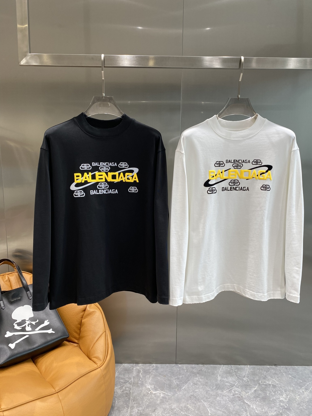 NO:528985,'Paris Home' 2025 new model (exclusive) Balenciaca Balenciaga autumn and winter limited heavy high gram heavy long-sleeved T-shirt, custom dream weaving Yayun ribbed cotton Designer concept fabric: heavy 380g size S M L XL Color: black White next day,,balenciaga,balenciaga,balenciaga,tees,t-shirt,alexander wang19860909《巴黎家》 2025新款（独家）Balenciaca 巴黎世家 秋冬限定款重磅高克重长袖T恤,定制织梦雅韵罗纹棉 设计师理念款面料: 重磅 380克尺码 S M L XL 颜色:黑色 白色隔天,,balenciaga,balenciaga,balenciaga,tees，t-shirt,alexander wang,Men's clothing