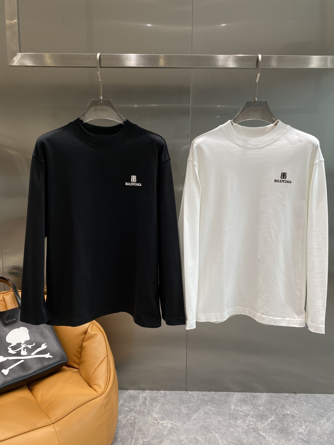 NO:528981,'Paris Home' New trade order round neck long-sleeved base shirt long-sleeved T-shirt internet celebrity style!  The upper body is comfortable and breathable, not stiff, and the overall three-dimensional sense is rich, and the quality export orders meet the simple needs of commuters for dressing. The upper body is very effective, it looks slim and does not picky about the figure. The fabric workmanship... Improper, good craftsmanship can make a good taste, a must-have item for people handwriting. S-XL the next day,,balenciaga,tees,t-shirt,alexander wang19860909《巴黎家》 新款贸易订单圆领长袖打底衫长袖T恤网红款！上身舒适透气,不僵硬,整体有着丰富的立体感,品质出口订单,满足通勤人们对于着装的简约需求,上身效果很好,显瘦,不挑剔身材.面料做工....无可挑剔,好工艺好面料才能穿出好品味一款,人手必备单品 码数S-XL隔天,,balenciaga,tees，t-shirt,alexander wang,Men's clothing