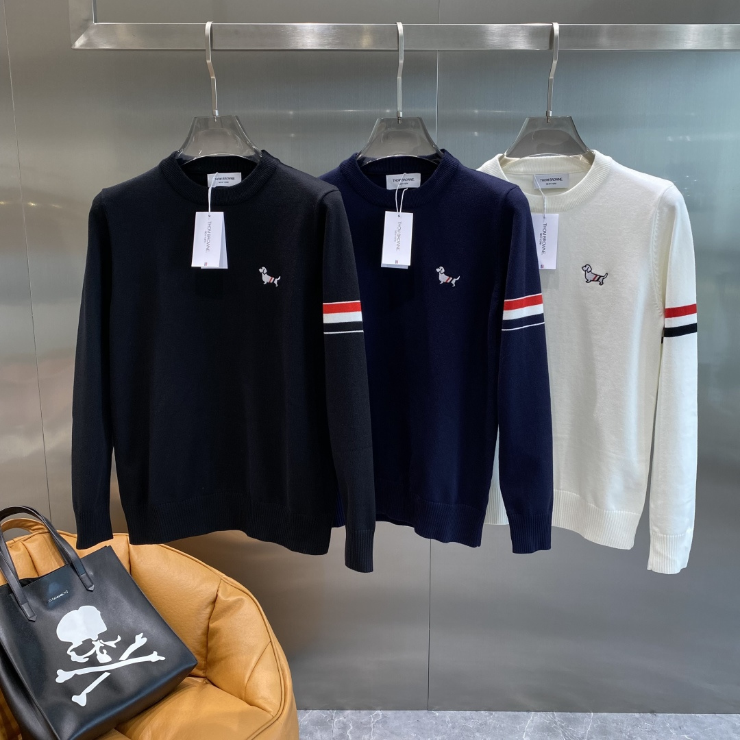 NO:528994,'TB' 2025 autumn and winter new sweater High-quality Italian imported fabric, high-density knitted, fashionable and versatile sweater, very handsome. Classic Logo logo is more durable and less likely to deform. The counter style and various styles can be easily held. The classic and fashionable style that you are sought after has become popular all over the world!  Code number M-3XL the next day, sweaters, alexander wang19860909《TB》 2025秋冬新款毛衣 高品质意大利进口面料,高密度针织,时尚百搭毛衣,帅气十足.经典Logo标志 更耐穿更加不易变形,专柜版型,各种风格都能轻松Hold住,追捧的经典时尚款 已经风靡全球！码数M-3XL隔天,,sweaters,alexander wang,Men's clothing