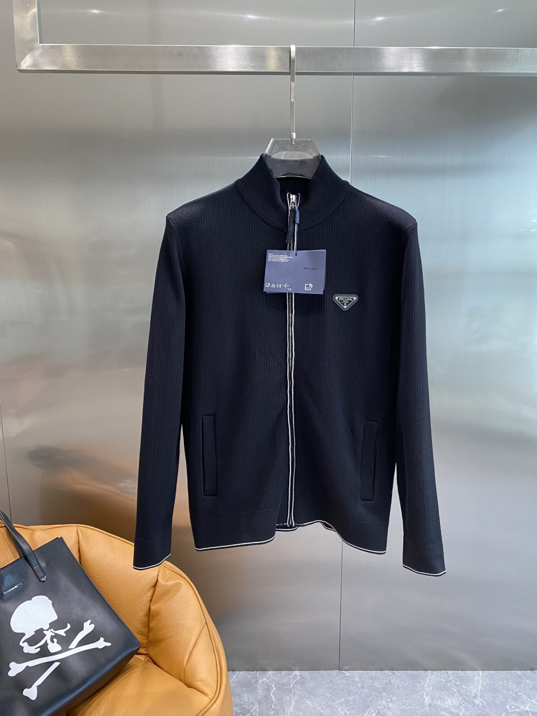 NO:528998,'Pujia' cardigan new knitted sweaters highlight the theme of the 2025 autumn and winter show. Responsible procurement of wool makes it an elegant choice for the season change season, and can inject trendy and new ideas into casual denim or exquisite styling. Size M-3XL the next day, prada, sweaters, alexander wang19860909《普家》 开衫新款针织毛衣衫,彰显2025秋冬秀场的 主题.责任采购羊毛成就换季时节的典雅之选,可为休闲牛仔或考究造型注入潮流新意.尺码M-3XL隔天,,prada,sweaters,alexander wang,Men's clothing