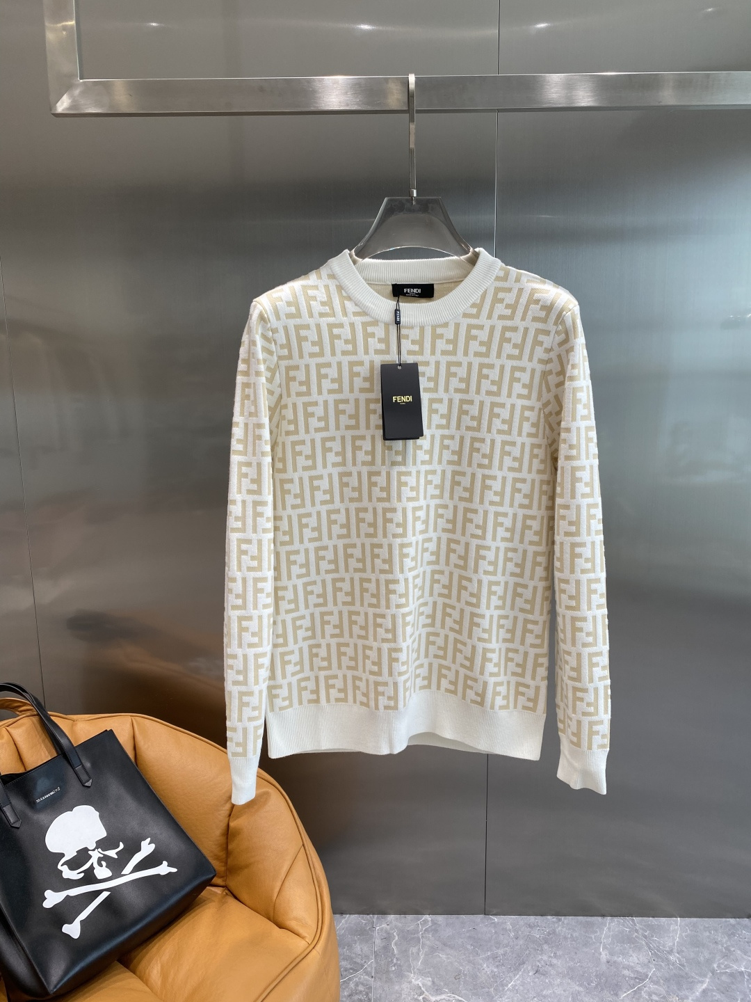 NO:528993,'Fendi' 2025 autumn and winter new sweater High-quality Italian imported fabric, high-density knitted, fashionable and versatile sweater, very handsome. Classic Logo logo is more durable and less likely to deform. The counter style and various styles can be easily held. The classic and fashionable style that you are sought after has become popular all over the world!  Code number M-3XL the next day, fendi, sweaters, alexander wang19860909《芬迪》 2025秋冬新款毛衣 高品质意大利进口面料,高密度针织,时尚百搭毛衣,帅气十足.经典Logo标志 更耐穿更加不易变形,专柜版型,各种风格都能轻松Hold住,追捧的经典时尚款 已经风靡全球！码数M-3XL隔天,,fendi,sweaters,alexander wang,Men's clothing