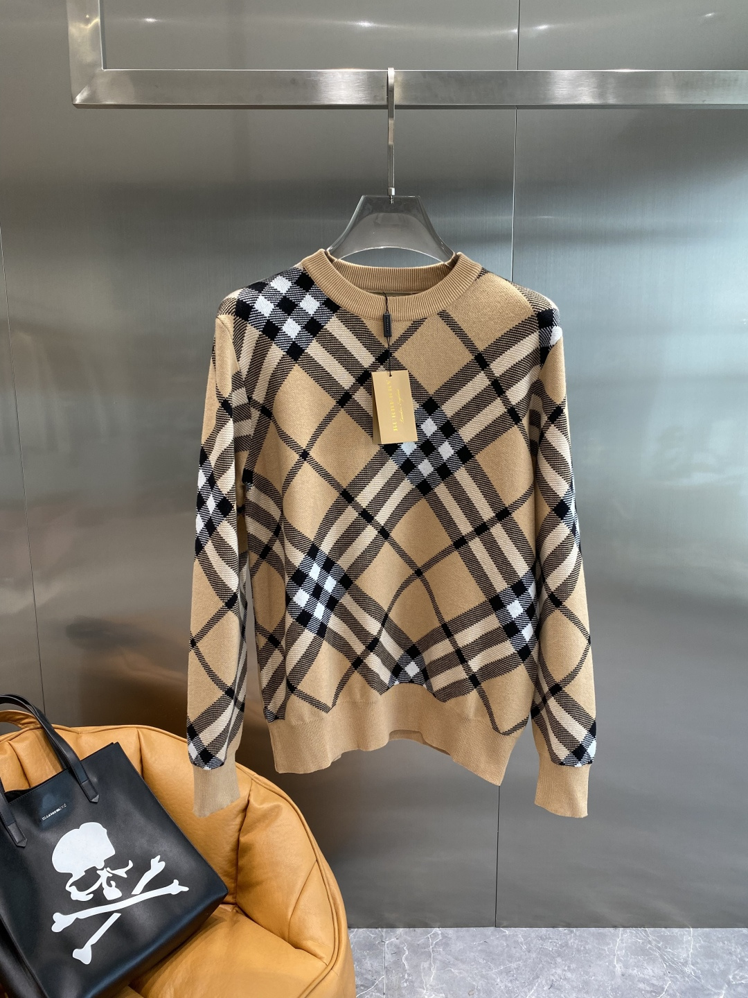 NO:528989,'Ba Jia' 2025 official website has the latest autumn and winter sweaters, and the counter is on sale at the same time!  Special wool-blend fabric. It feels comfortable to touch the skin directly. It has exquisite logo badges and is extremely eye-catching!  Details highlight the fashion charm of big brands. Exquisite workmanship and three-dimensional cutting style. The dressing effect is invincible and handsome!  Complete three standards!  Code number M-3XL the next day, burberry, sweaters, alexander wang19860909《巴家》 2025官网秋冬季最新毛衣,专柜同步在售爆款！特供羊毛混纺面料.手感舒适.可直接接触皮肤,logo徽章精致标志,极为抢眼！细节凸显大牌时尚魅力.精致做工.立体裁剪风格.穿着效果无敌帅气！三标齐全！码数M-3XL隔天,,burberry,sweaters,alexander wang,Men's clothing