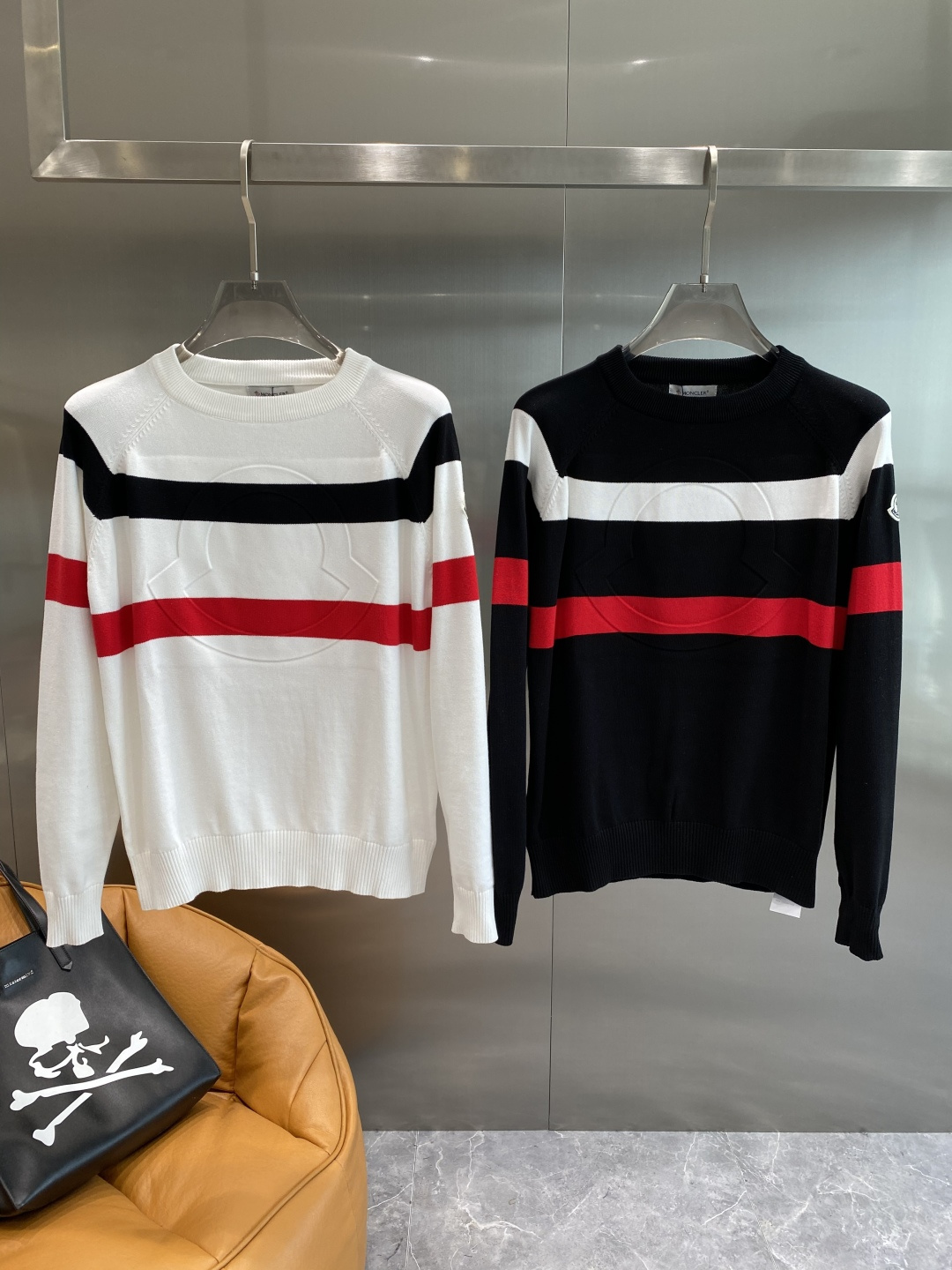 NO:528991,'The Mouth' 2025 new autumn and winter sweater High-quality Italian imported fabric, high-density knitted, fashionable and versatile sweater, full of handsomeness. Classic Logo logo is more durable and less likely to deform. The counter style and various styles can be easily held. The classic and fashionable style that you are sought after has become popular all over the world!  Code number M-3XL the next day, Moncler, sweaters, alexander wang19860909《蒙口》 2025秋冬新款毛衣 高品质意大利进口面料,高密度针织,时尚百搭毛衣,帅气十足.经典Logo标志 更耐穿更加不易变形,专柜版型,各种风格都能轻松Hold住,追捧的经典时尚款 已经风靡全球！码数M-3XL隔天,,Moncler,sweaters,alexander wang,Men's clothing