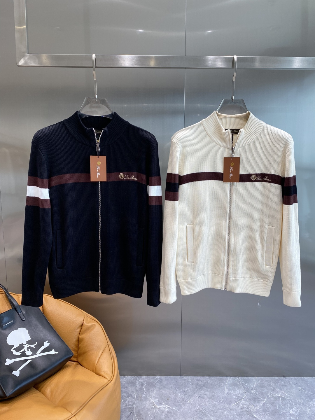 NO:528990,'LP Home' Classic Men's Knitted Sweater for Autumn and Winter This sweater pays tribute to the classic pattern. It is carefully crafted with cotton jersey fabric, with details, and a contrasting effect. Elegant and distinctive, and can be matched with jeans. Size M-3XL the next day, loro piana, jeans, sweaters, alexander wang19860909《LP家》 秋冬经典男士针织毛衣 这款针织衫向经典图案致敬.采用棉质平纹针织面料精心制作,细节,打造对比鲜明的效果.优雅而富有特色,可搭配牛仔裤.尺码M-3XL隔天,,loro piana,jeans,sweaters,alexander wang,Men's clothing