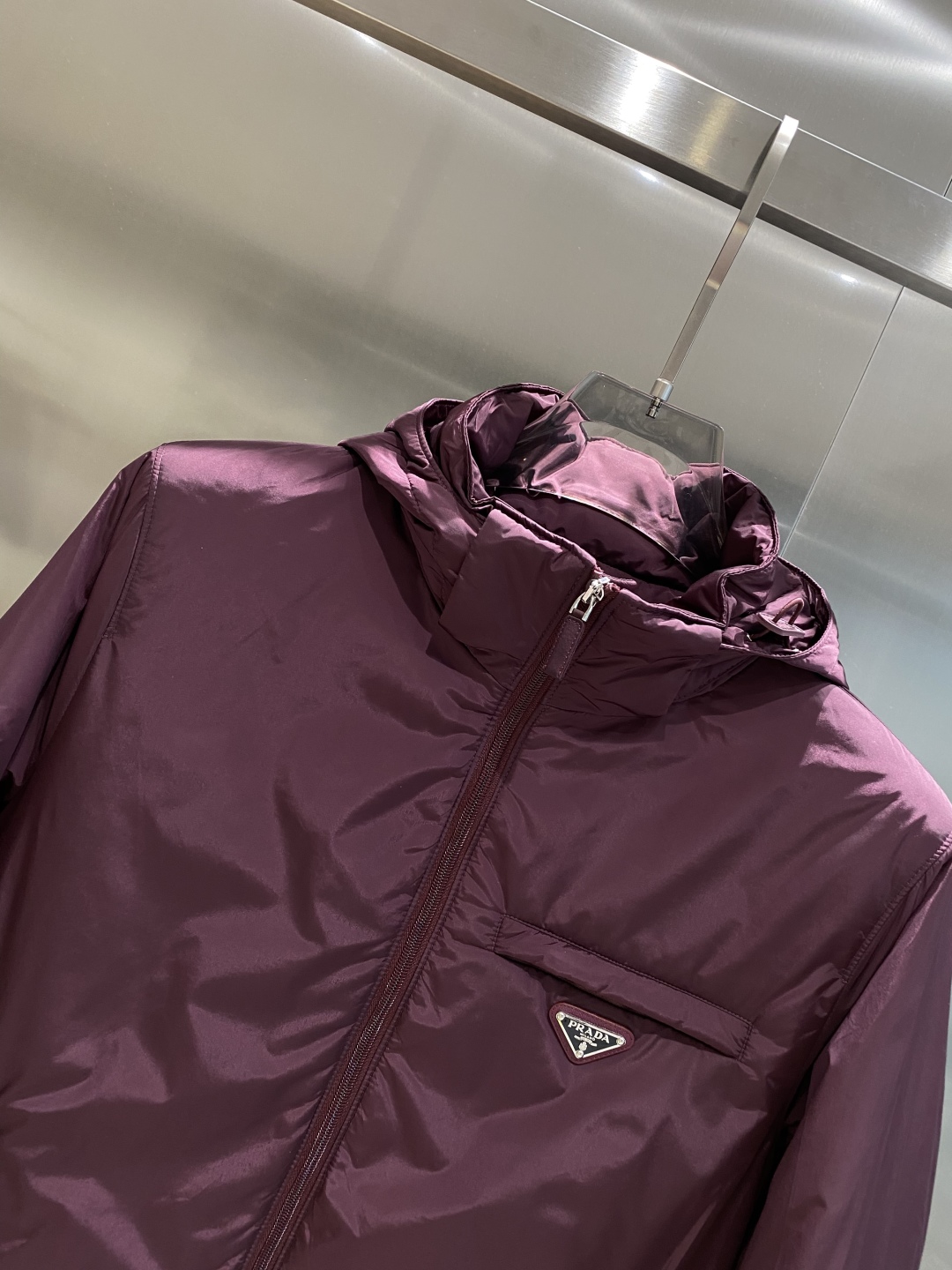 《𝙉𝙚𝙬🤍🖤普家》PRADA2025最新款时尚羽绒服设计师款棉服外套.处处细节显工艺足够的高级 结构性剪