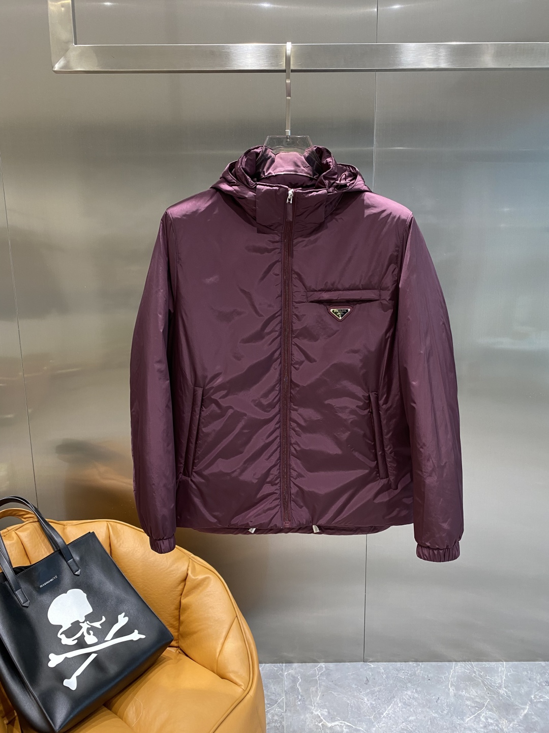 《𝙉𝙚𝙬🤍🖤普家》PRADA2025最新款时尚羽绒服设计师款棉服外套.处处细节显工艺足够的高级 结构性剪