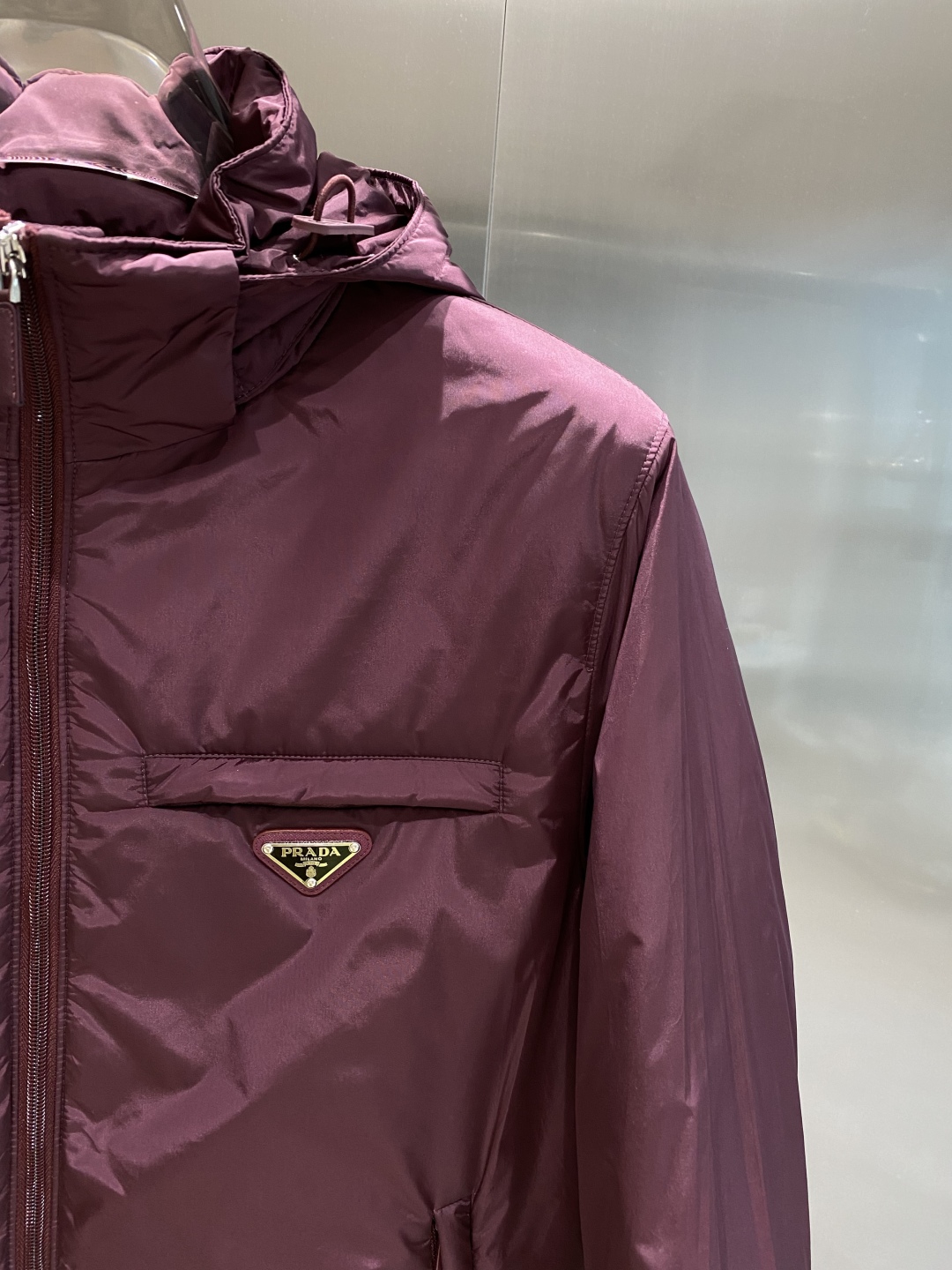 《𝙉𝙚𝙬🤍🖤普家》PRADA2025最新款时尚羽绒服设计师款棉服外套.处处细节显工艺足够的高级 结构性剪